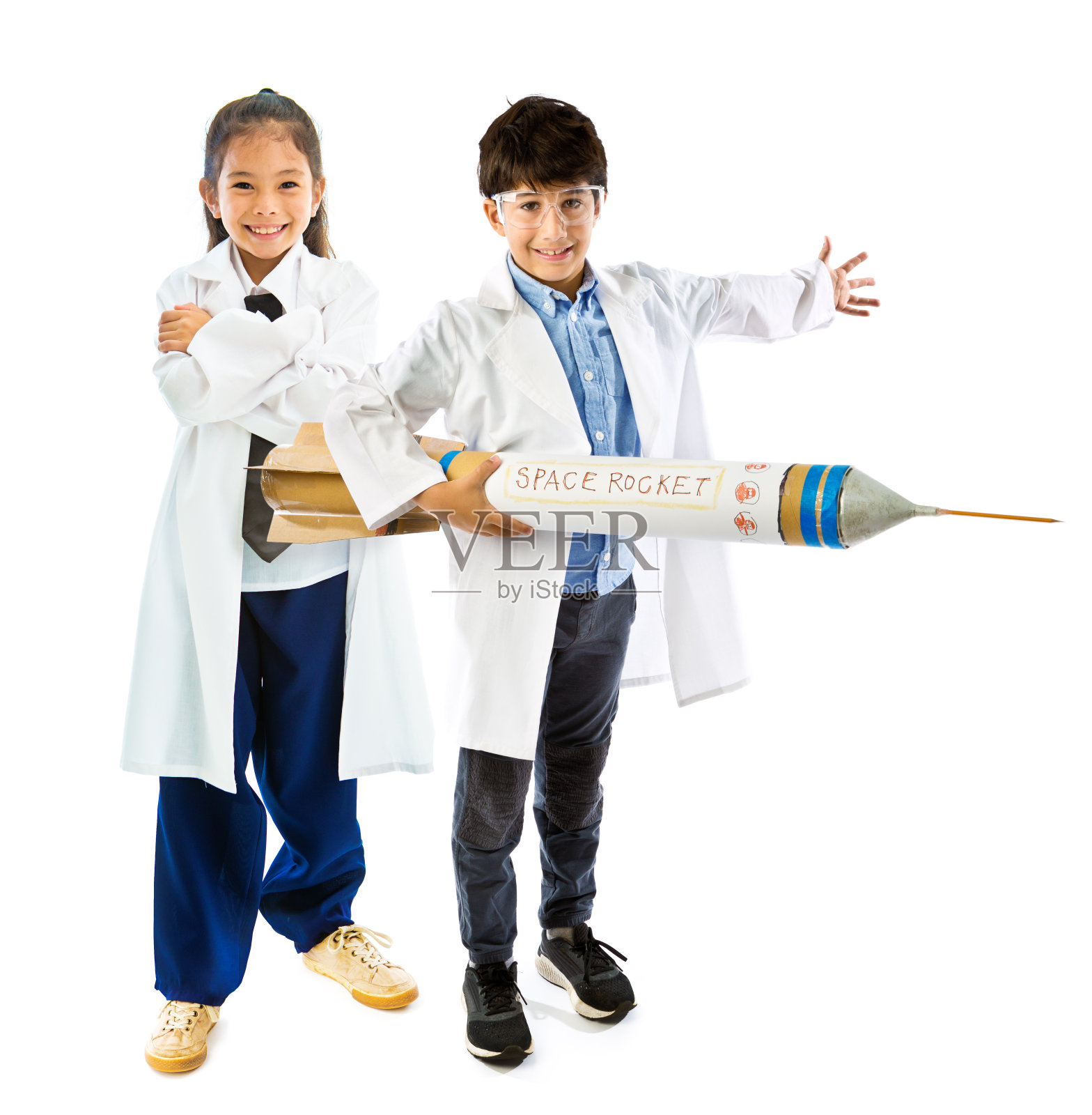 性别平等，男孩和女孩火箭科学家在白人背景照片摄影图片