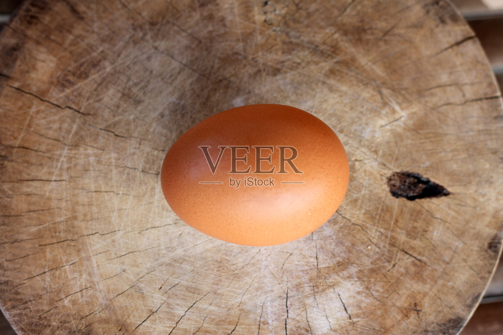 一个棕色的生鸡蛋躺在木板上照片摄影图片