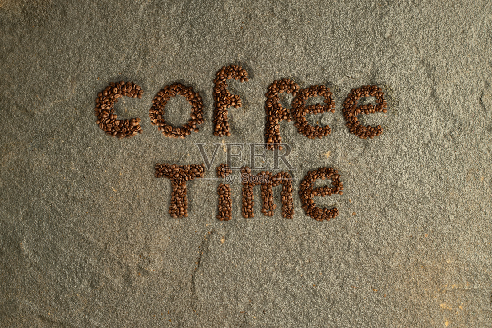 石头背景上的英语咖啡字母。烤咖啡豆。照片摄影图片