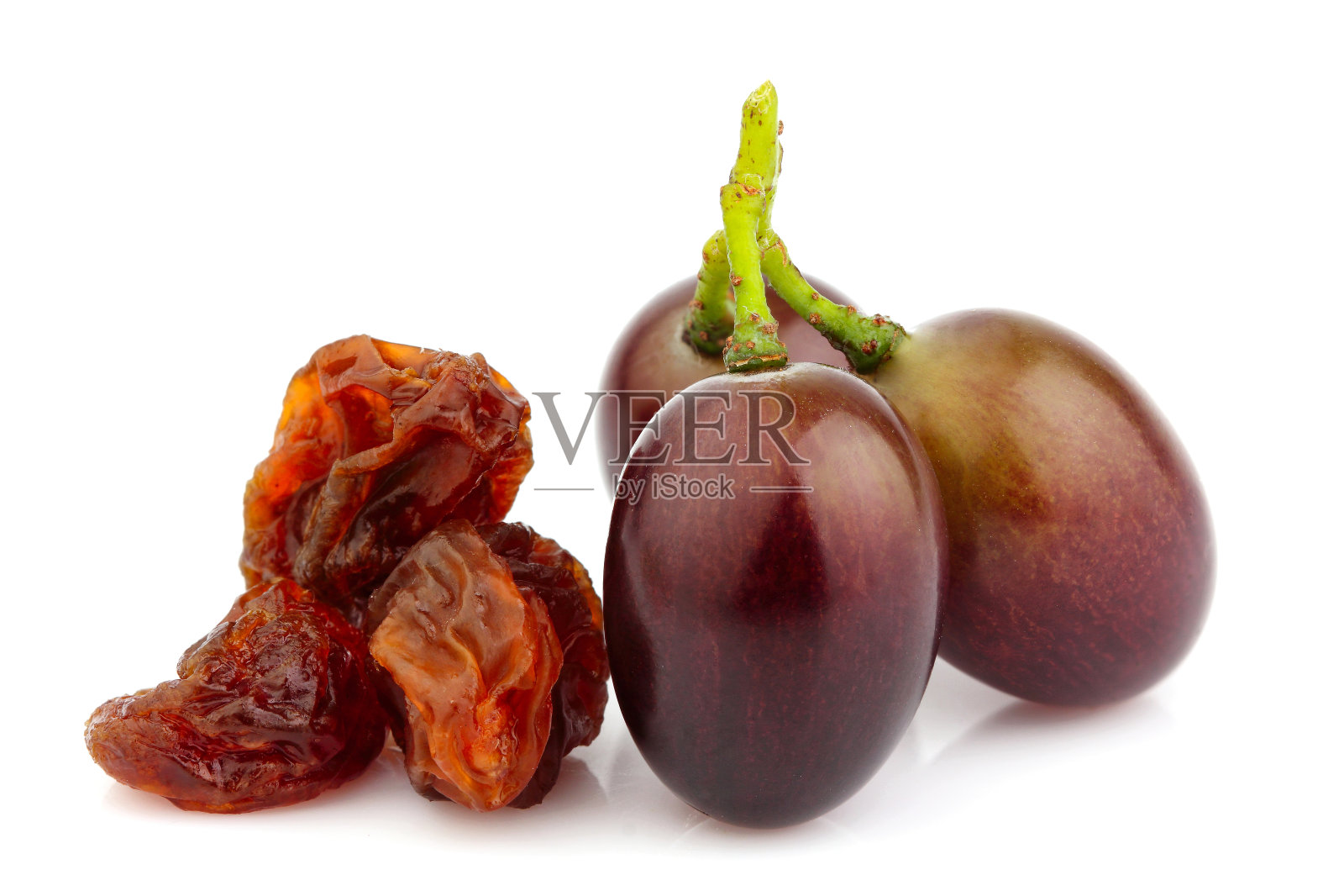 新鲜葡萄和葡萄干分离。照片摄影图片