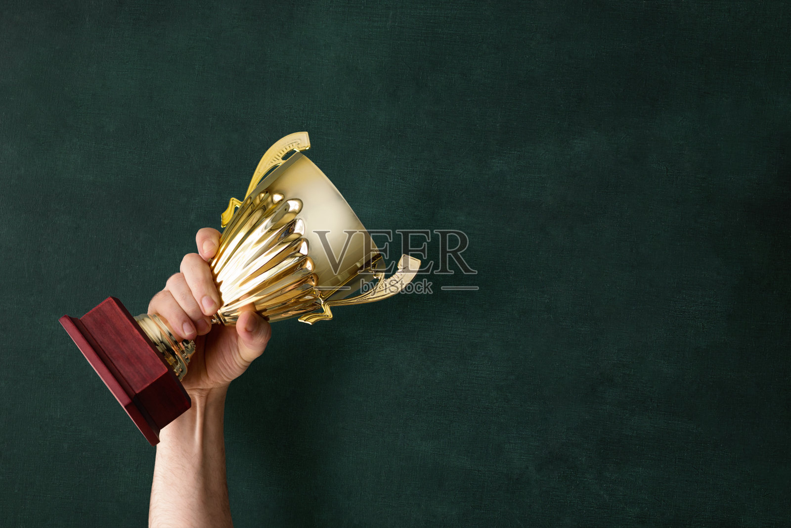 以胜利者的身份举起奖杯照片摄影图片