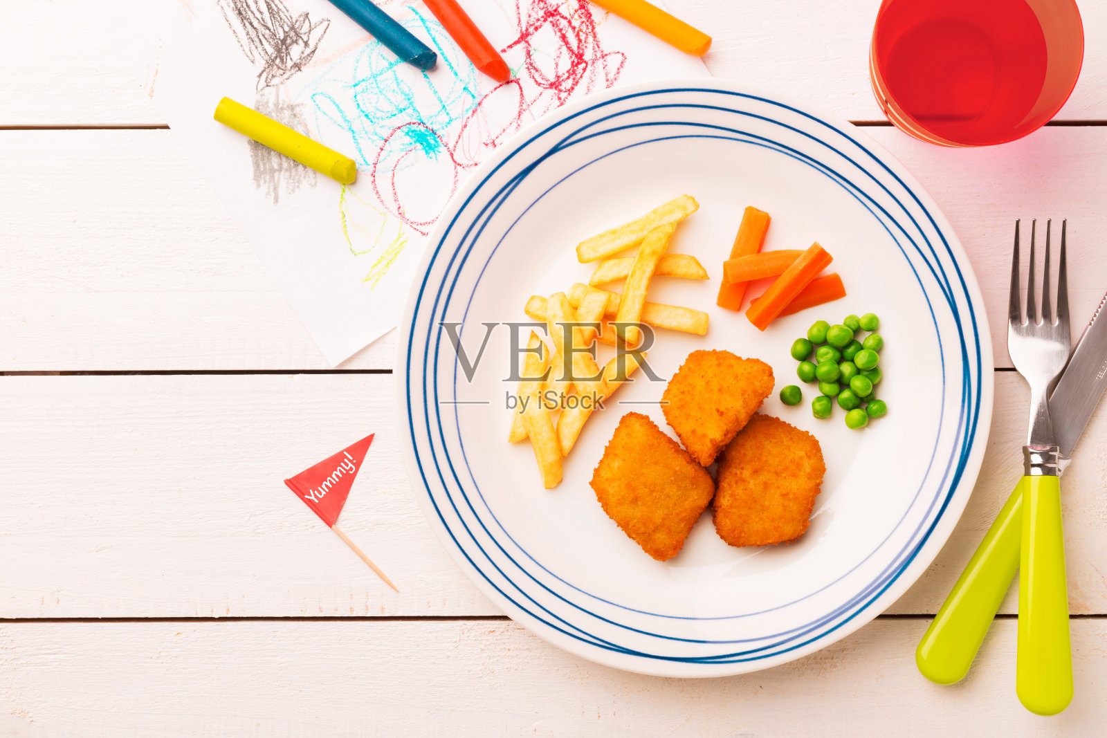 儿童餐(晚餐)-鸡块、薯条、胡萝卜和青豆照片摄影图片