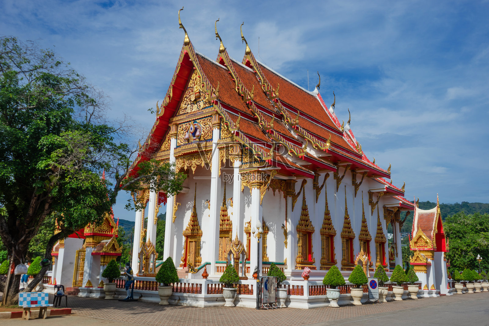 在泰国普吉市的Wat Cha long佛教寺庙。照片摄影图片
