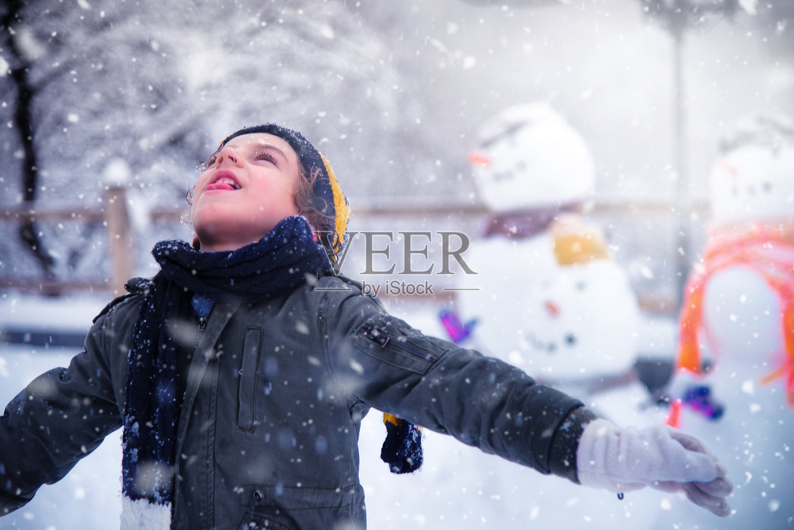 小男孩享受冬天照片摄影图片
