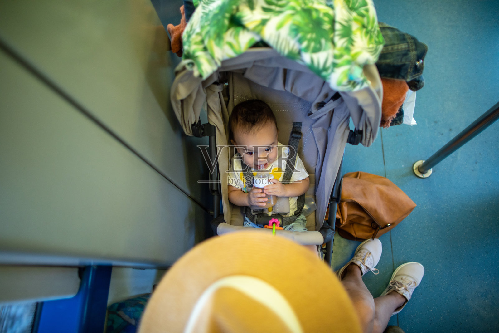 宝宝和妈妈在火车上旅行照片摄影图片