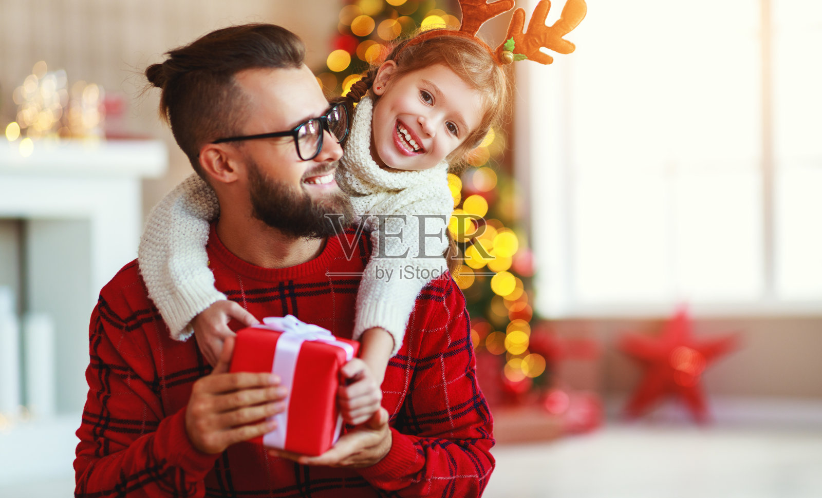 快乐的家庭，父亲和孩子女儿赠送圣诞礼物照片摄影图片
