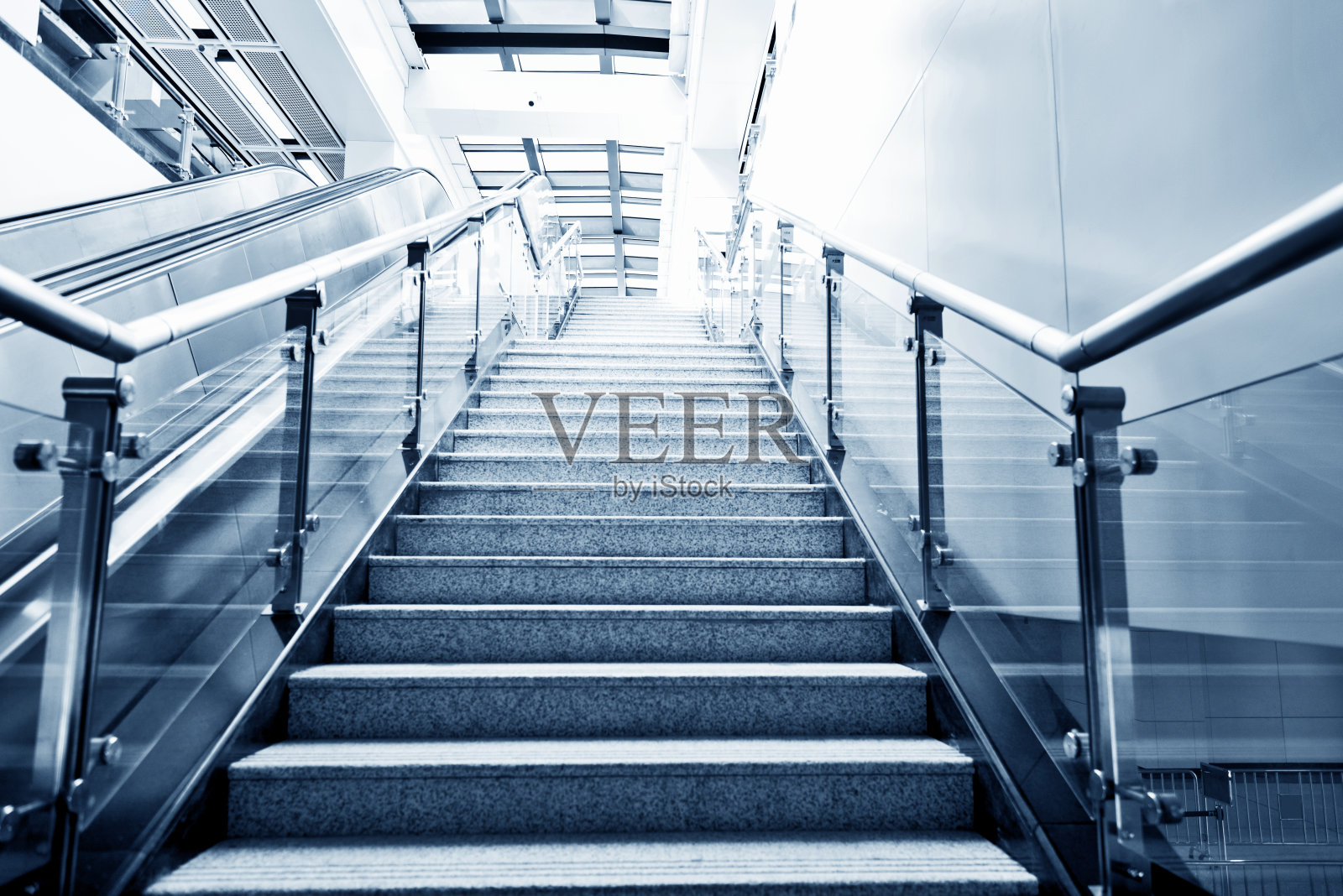 地铁车站的现代自动扶梯和楼梯照片摄影图片