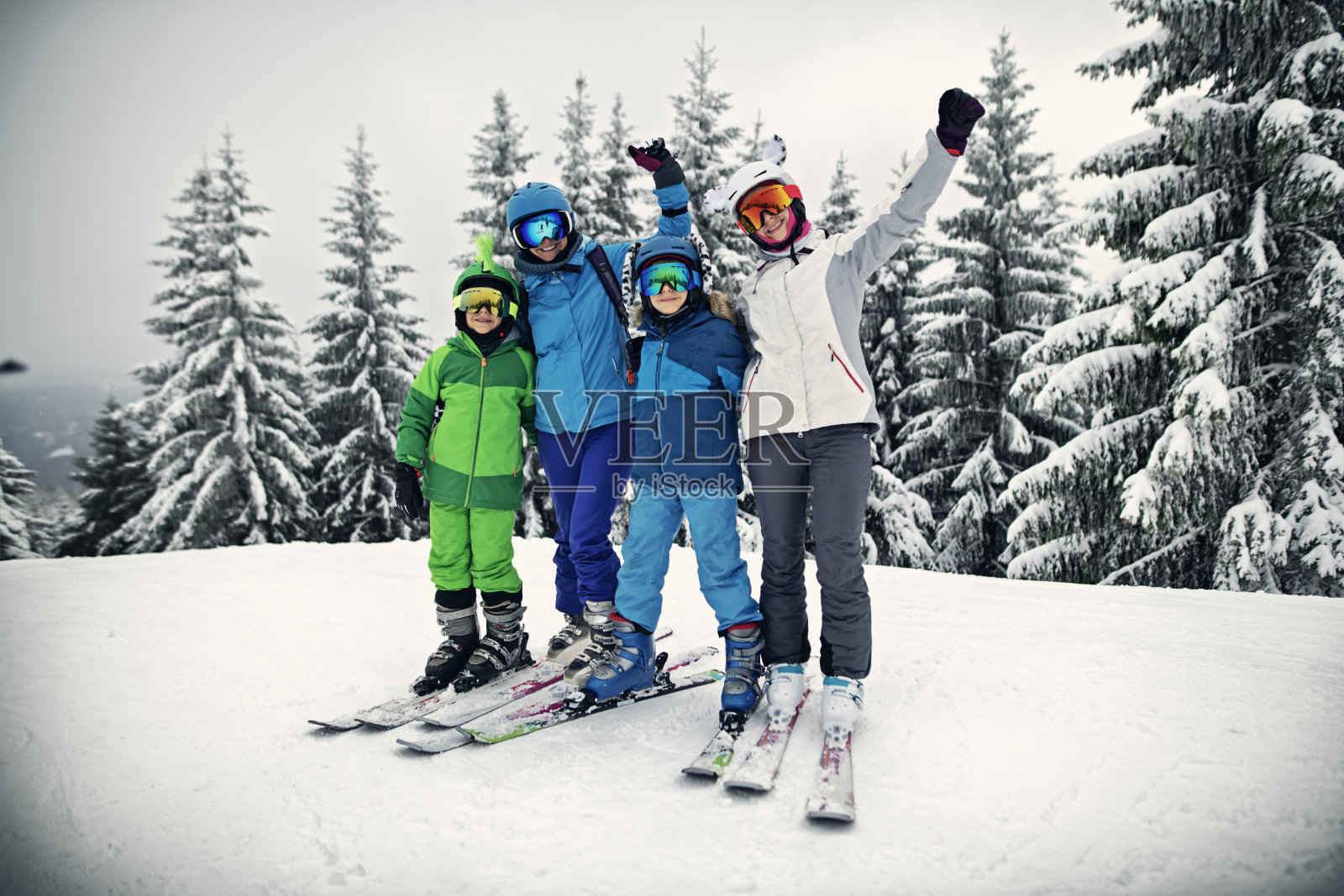 滑雪家庭在冬天有乐趣照片摄影图片