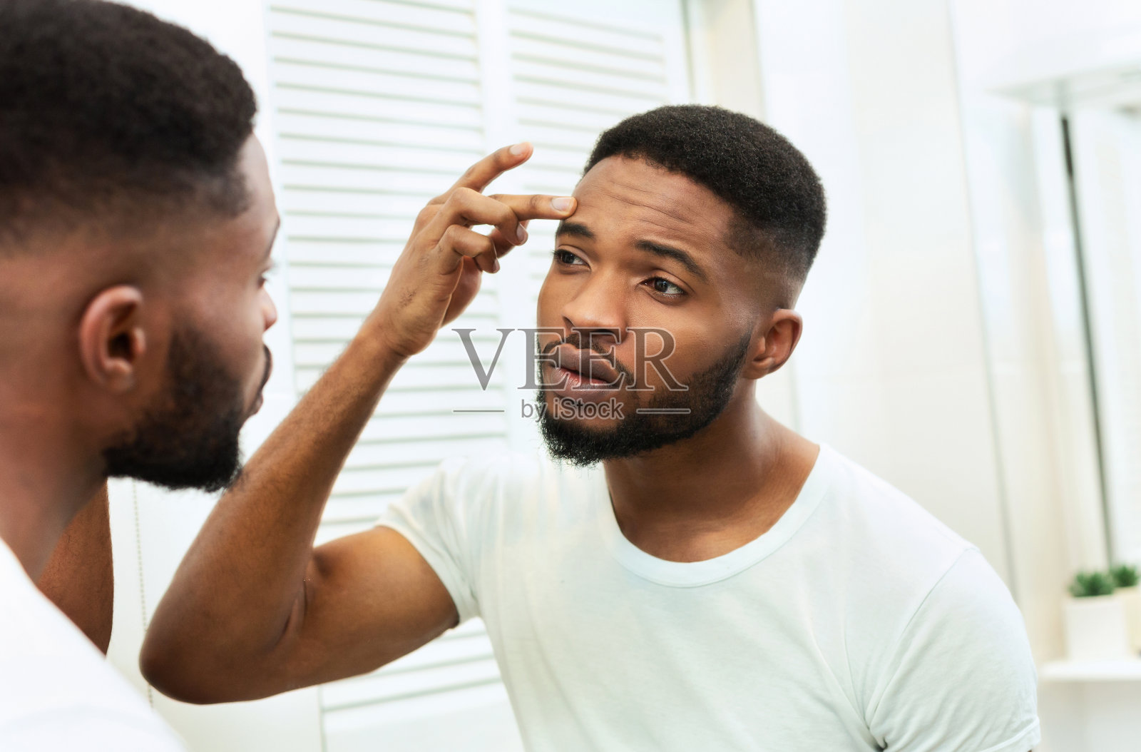 年轻的非洲男人担心他的皱纹照片摄影图片
