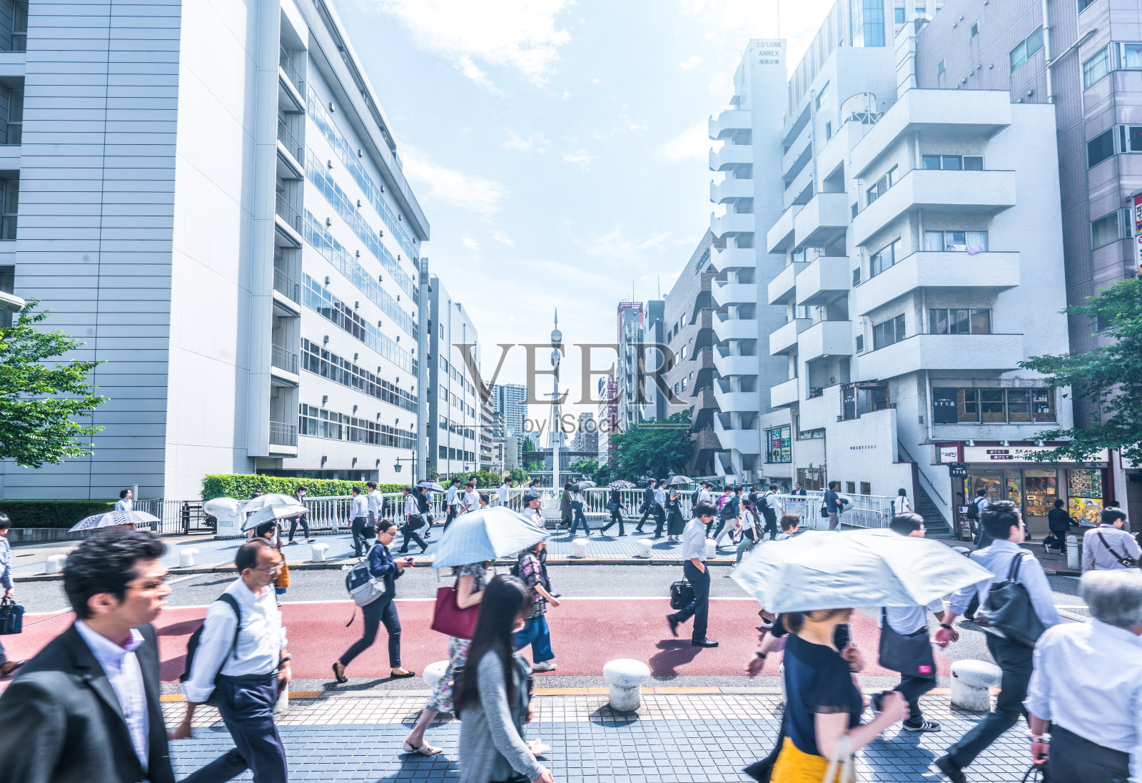 在日本东京早高峰时段，企业和办公室的工作人员正匆忙地去上班照片摄影图片
