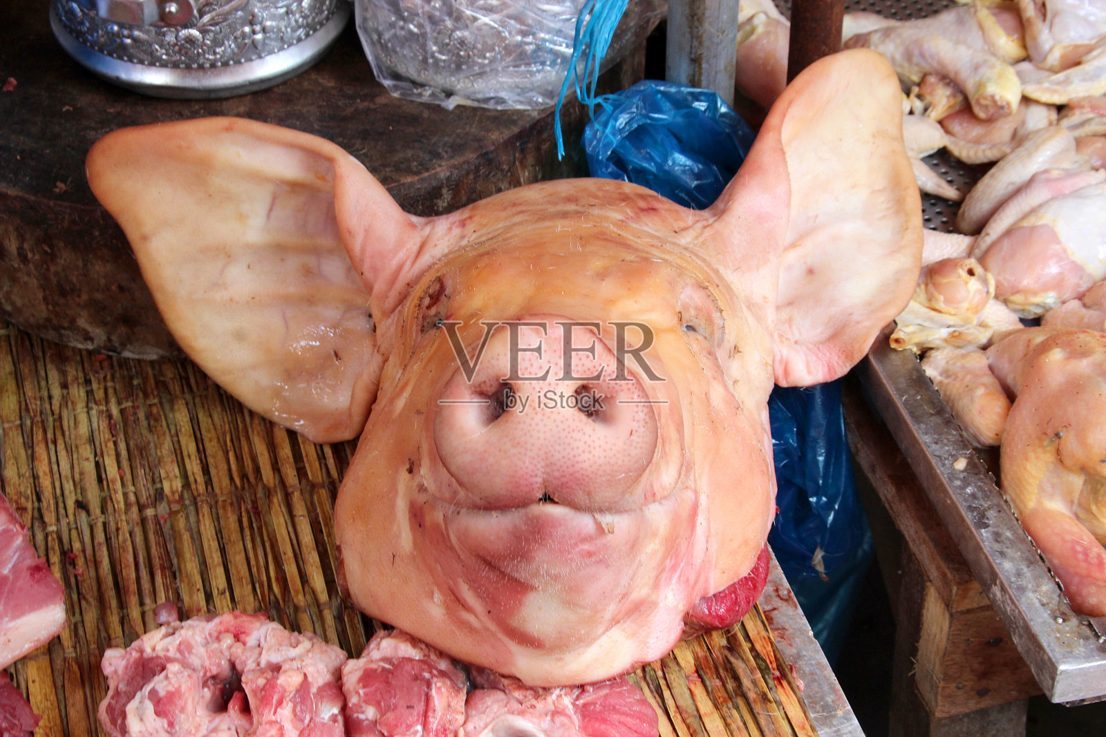新鲜的猪头在市场上出售照片摄影图片