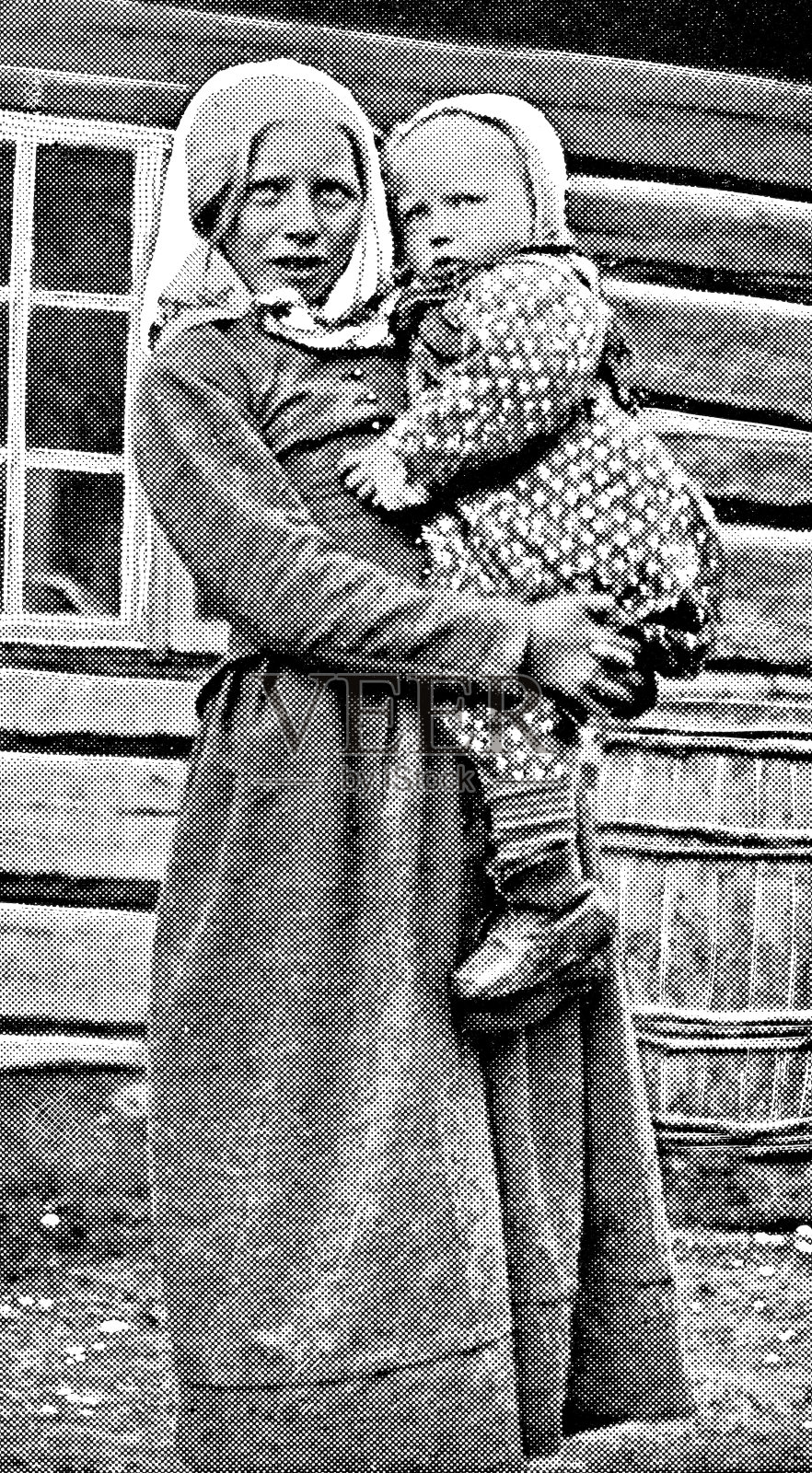 抱着穿着传统服装的女儿的挪威妇女——19世纪照片摄影图片