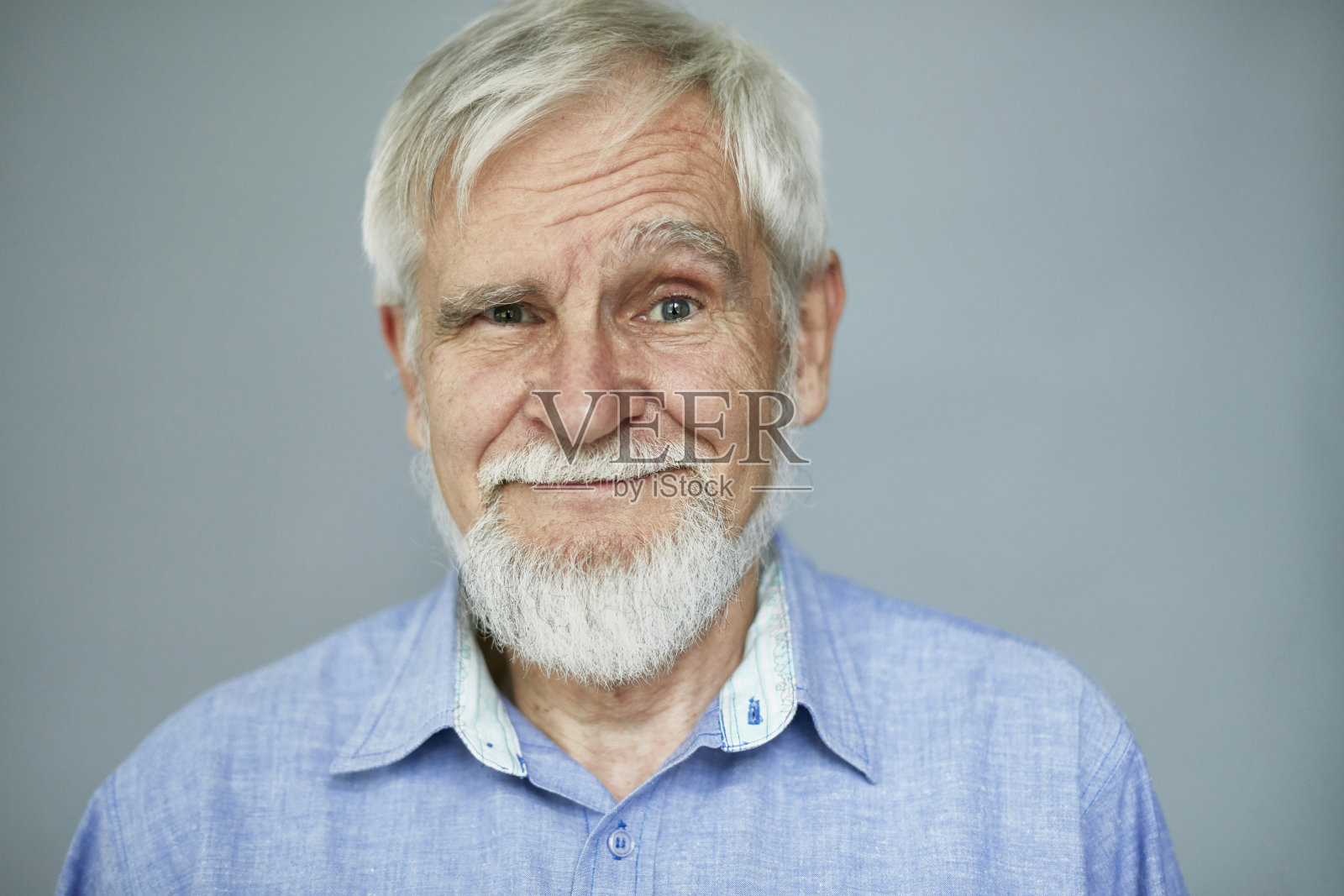 年长的白人男子的肖像与怀疑的表情照片摄影图片
