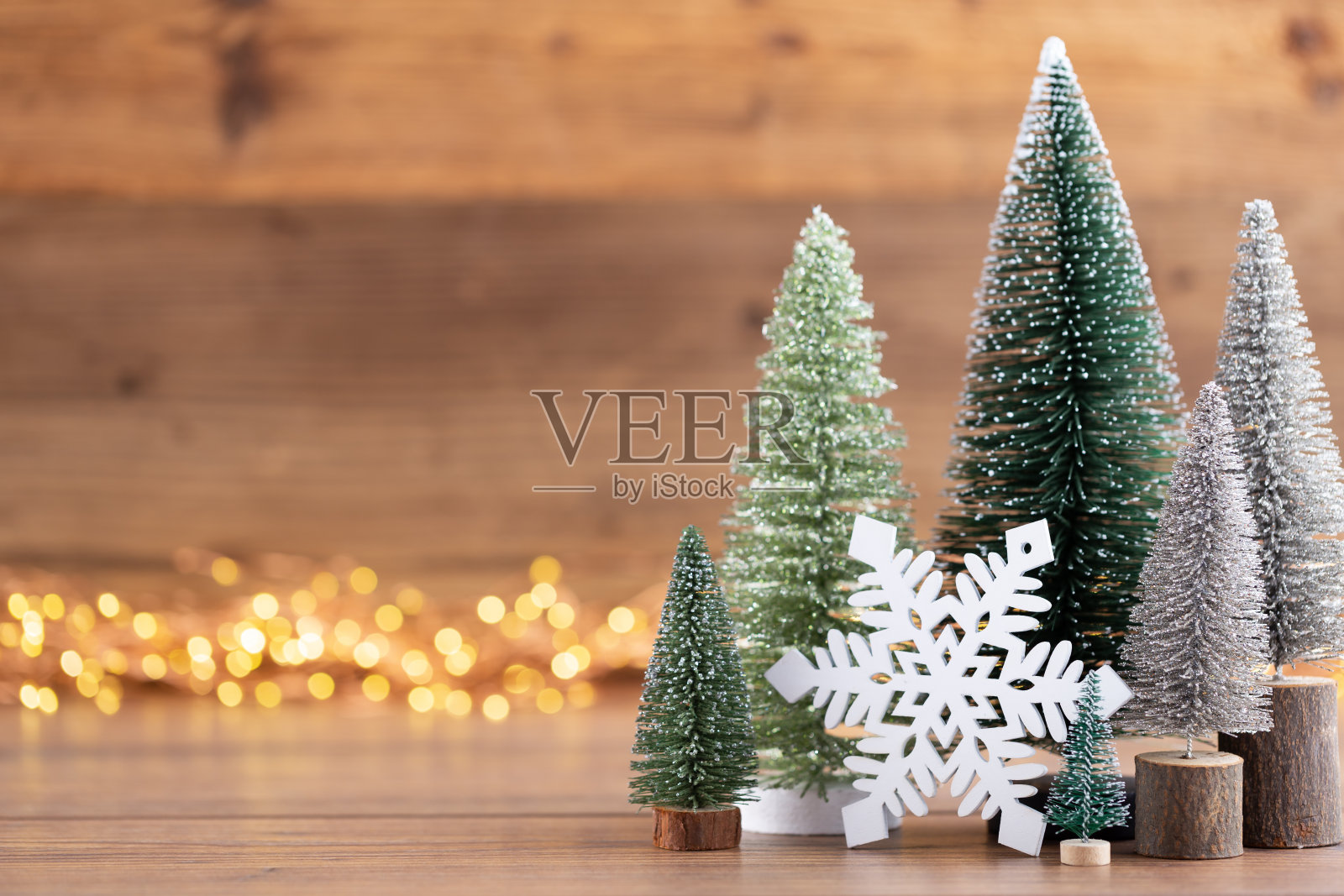 彩色圣诞树上的木制，散景的背景。照片摄影图片