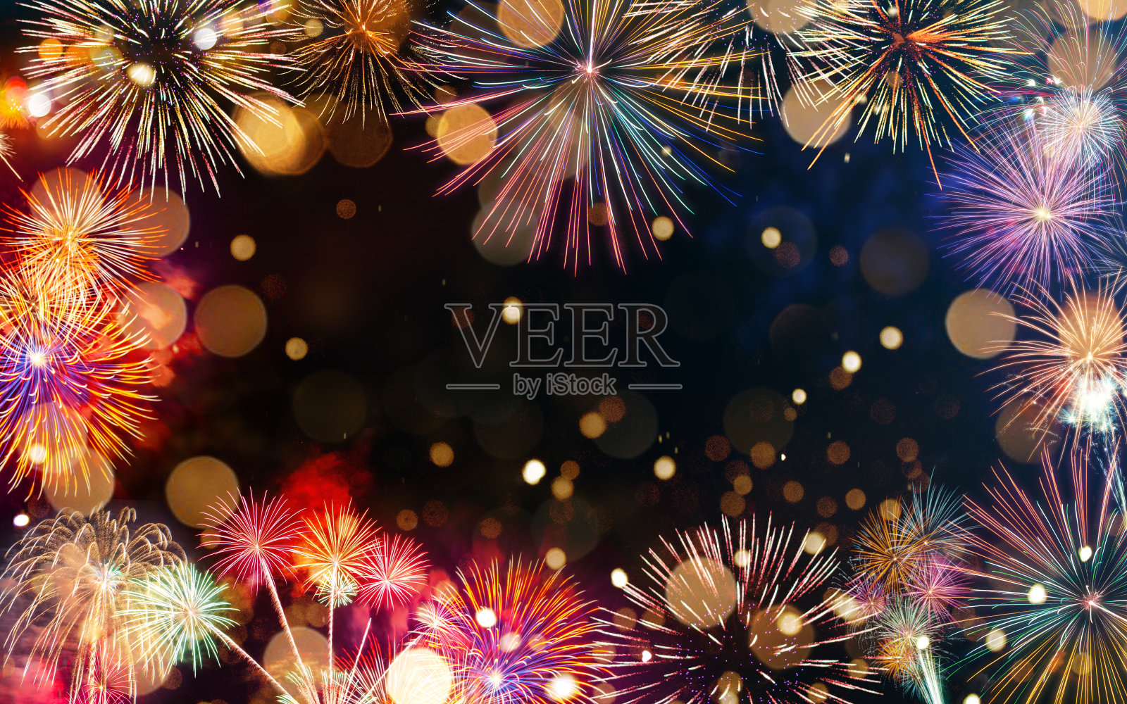 彩色烟花与散景背景。新年的庆祝活动。照片摄影图片