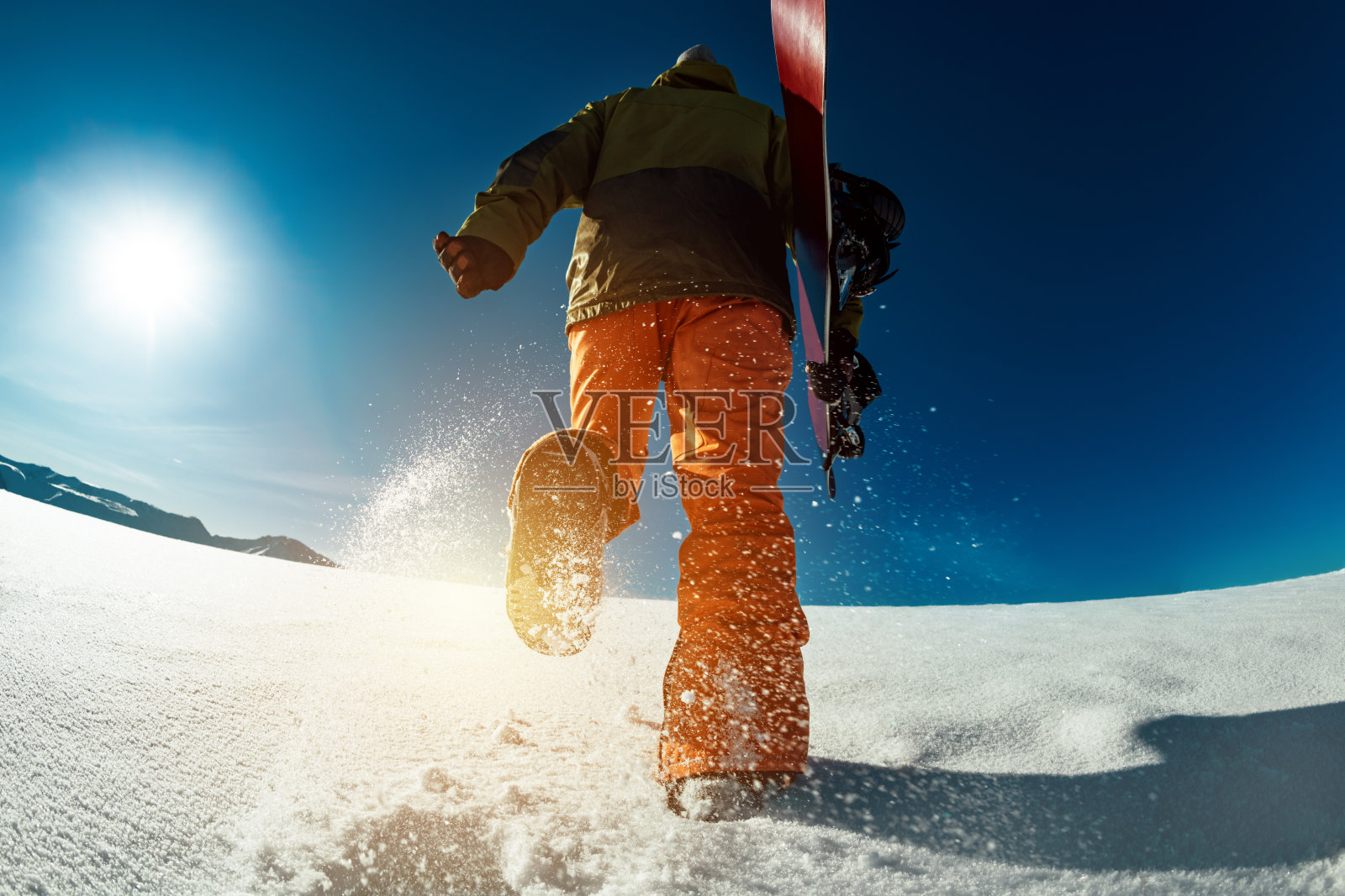 单板滑雪运动员在山地滑雪照片摄影图片