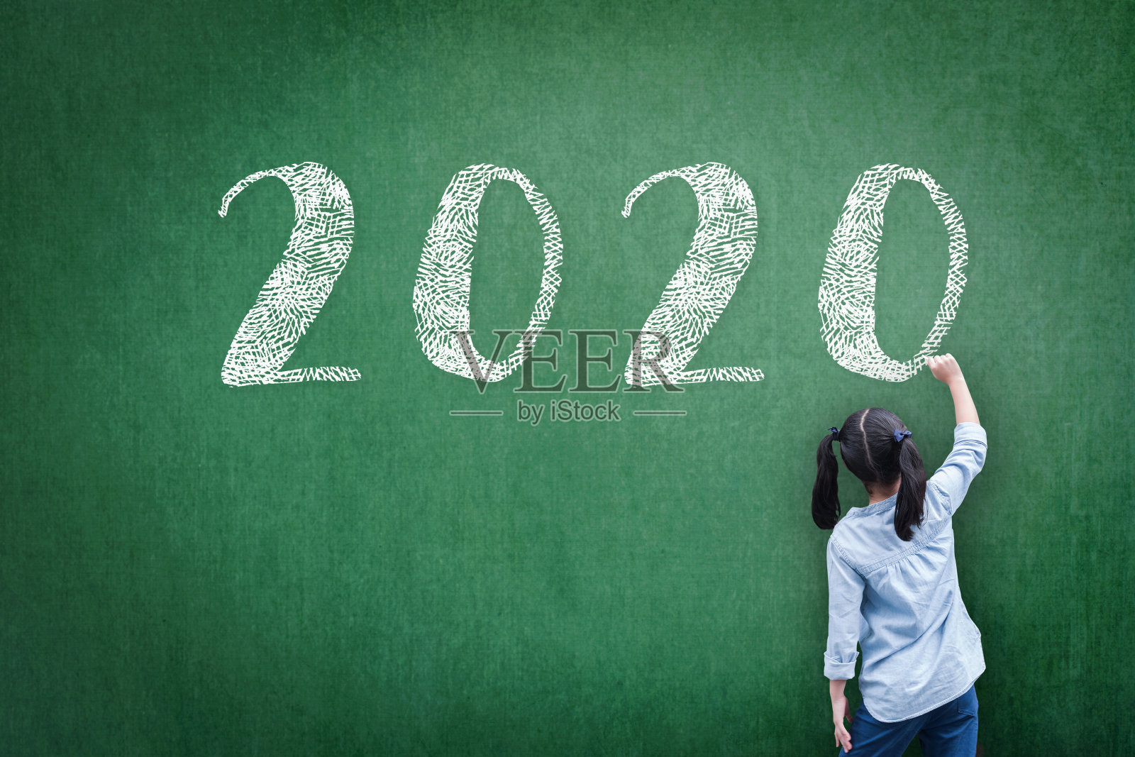 2020年新年学校班级学术日历，学生孩子的手在老师的绿色黑板上画问候回到学校的教育庆祝活动，课程表概念照片摄影图片