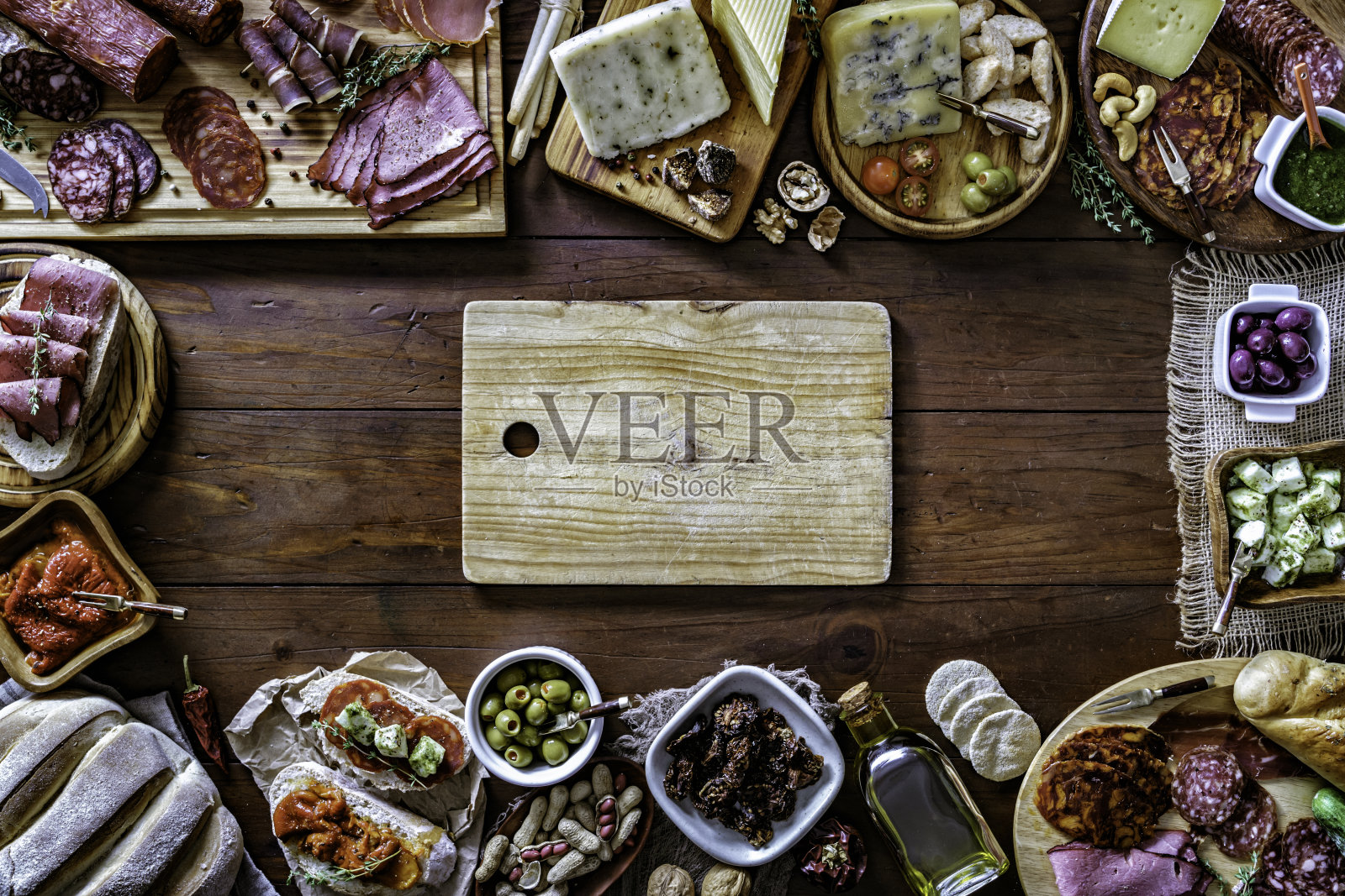 腌火腿和奶酪的小吃美味的开胃菜放在有拷贝空间的乡村木桌上照片摄影图片