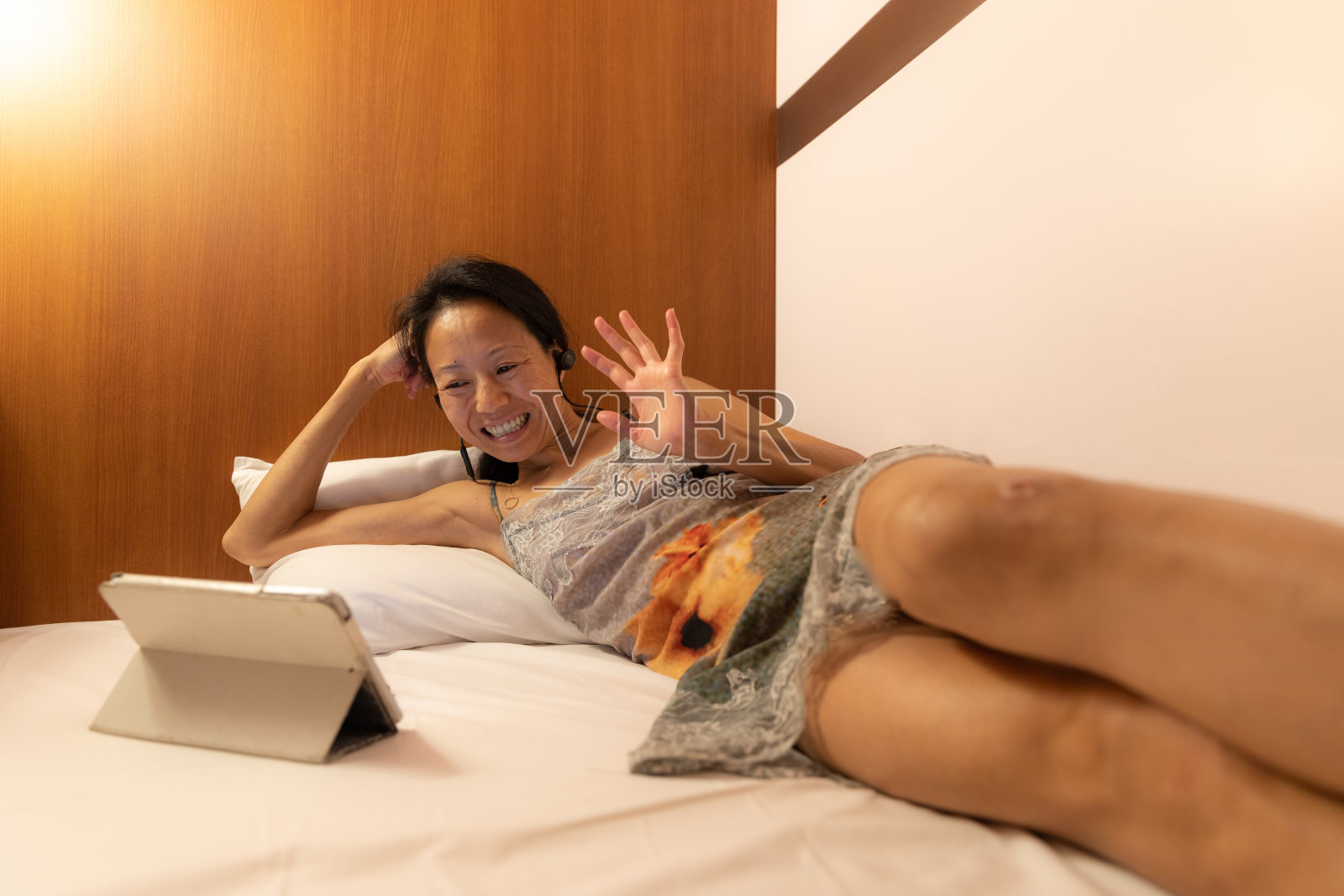 睡前使用平板电脑的女性照片摄影图片