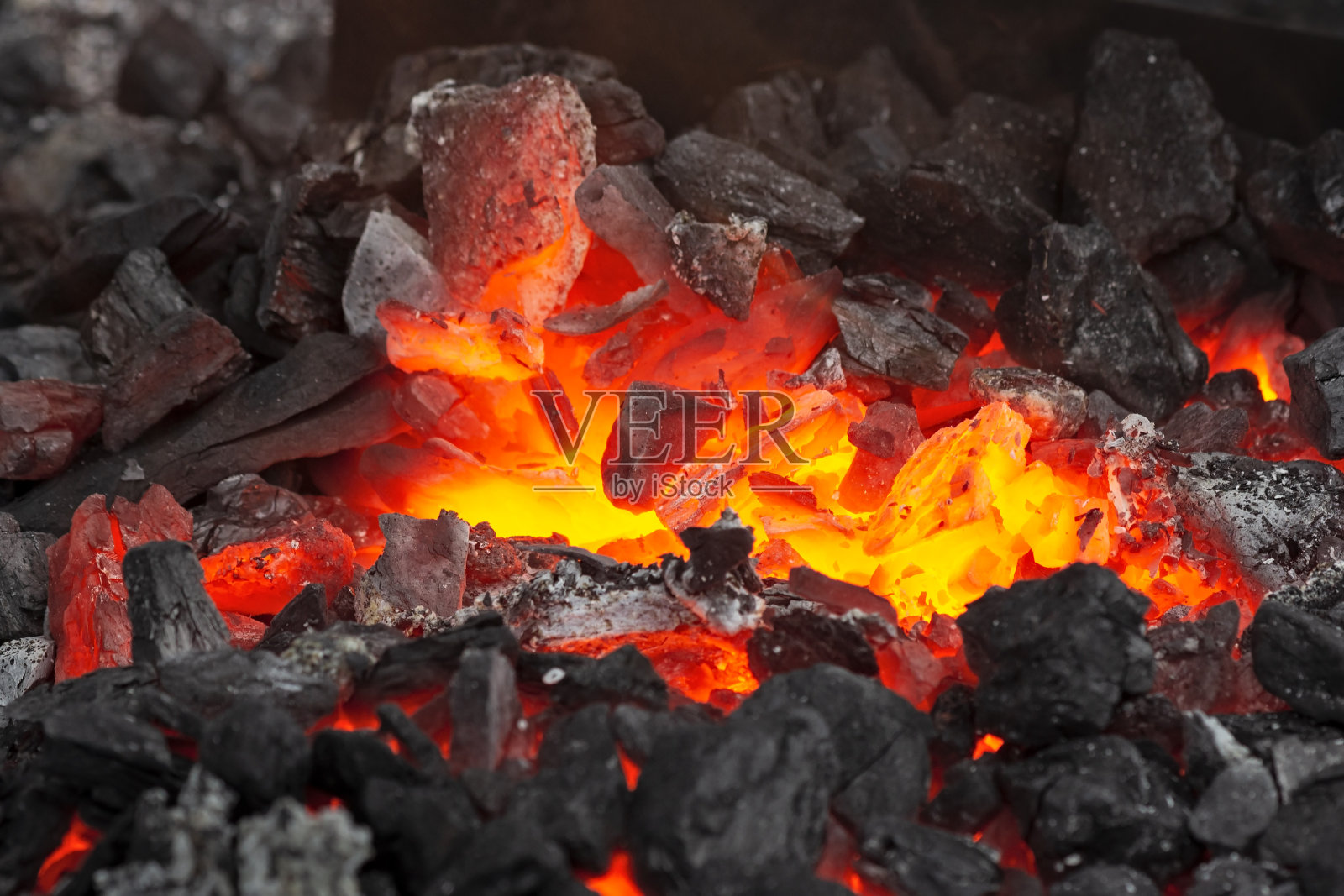 余烬在铁炉里燃烧，近景。照片摄影图片