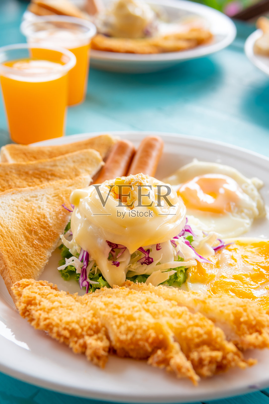 英国早餐-吐司，鸡蛋，培根和蔬菜在蓝色木头桌子的背景照片摄影图片
