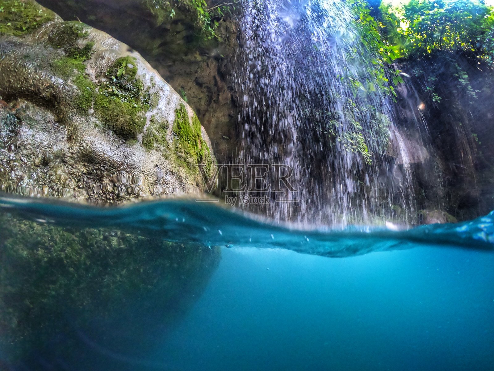 脚下碧蓝晶莹的瀑布，半潜式摄影照片摄影图片