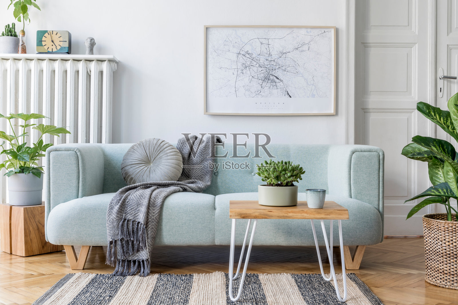 时尚的斯堪的纳维亚客厅室内设计薄荷沙发，家具，模拟海报地图，植物，和优雅的个人配件。家居装饰。室内设计。模板。可以使用了。照片摄影图片