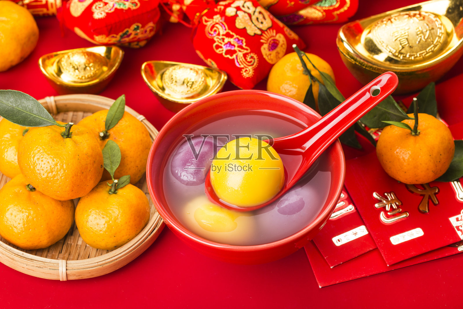 中国元宵节食品金元宝中文翻译:发财的美好祝愿照片摄影图片