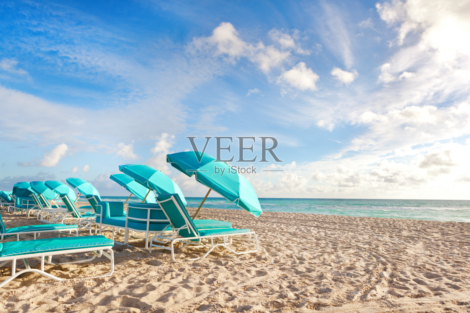 美国佛罗里达州迈阿密海滩的沙滩椅和太阳伞照片摄影图片