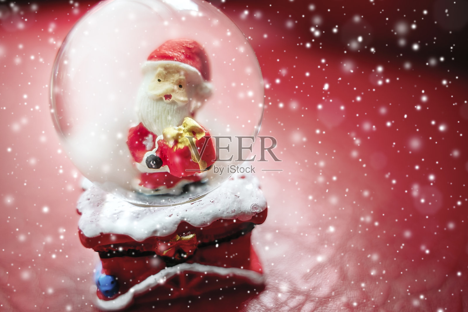 圣诞老人水晶雪花球，圣诞装饰品照片摄影图片