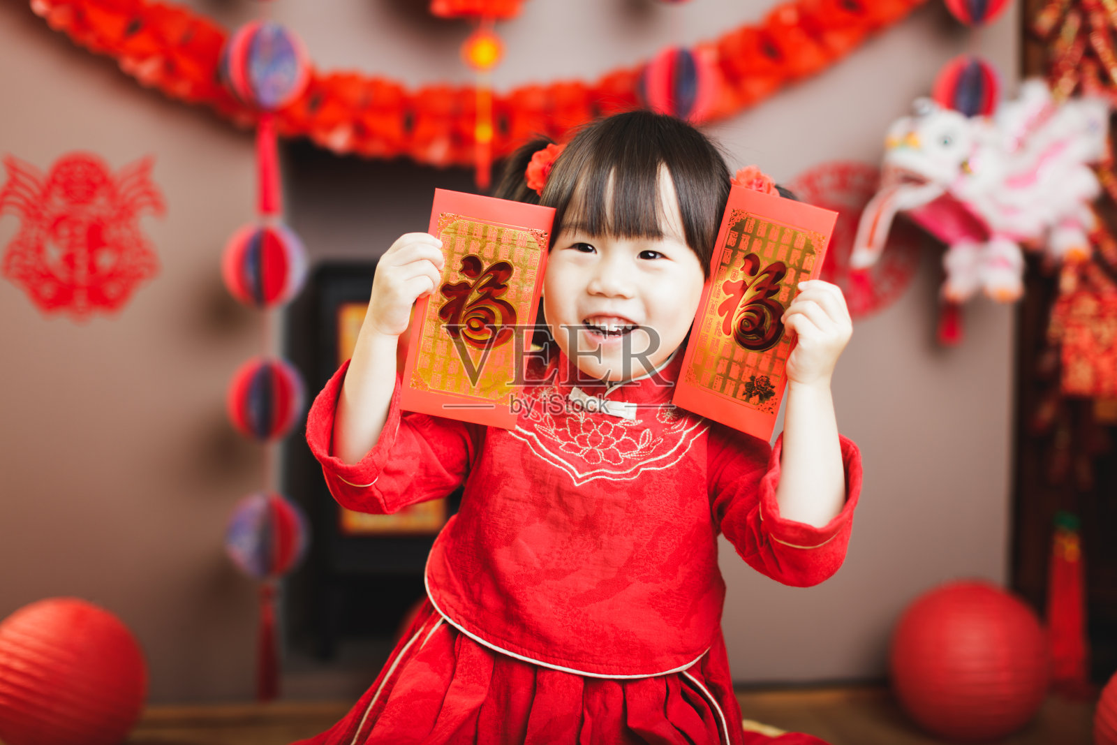 中国女婴穿着传统服装庆祝中国新年照片摄影图片