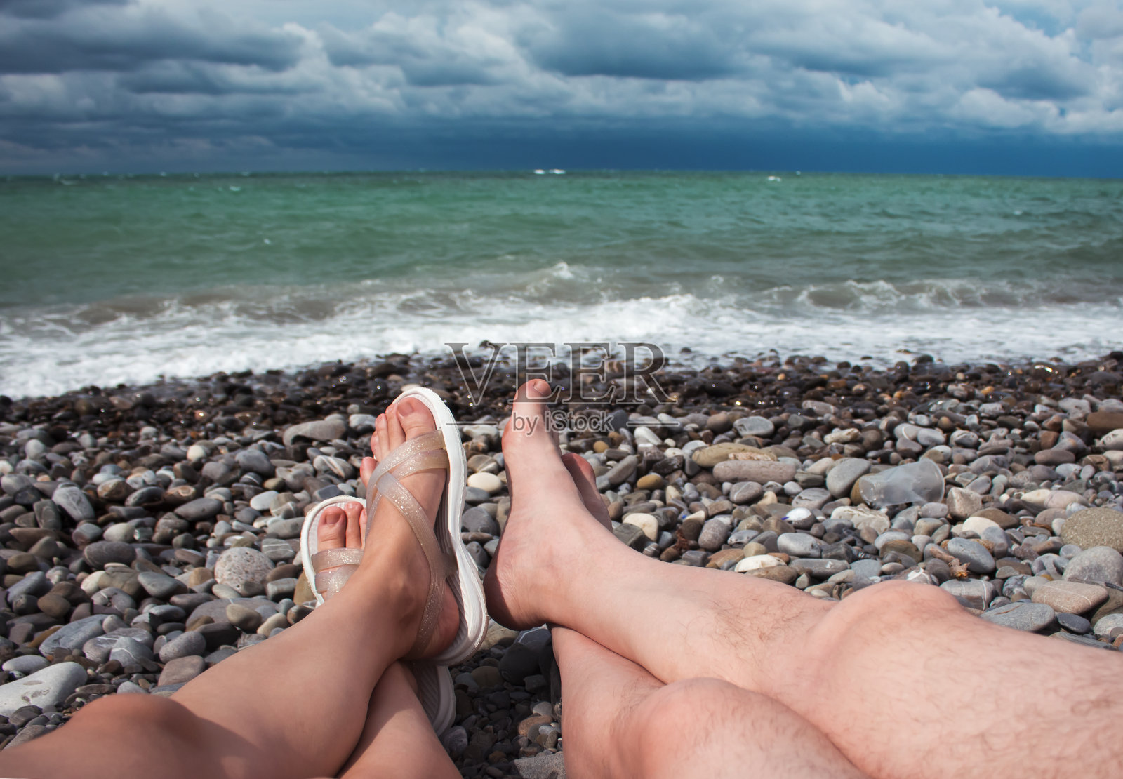 男人和女人的脚在海滩上晒太阳照片摄影图片