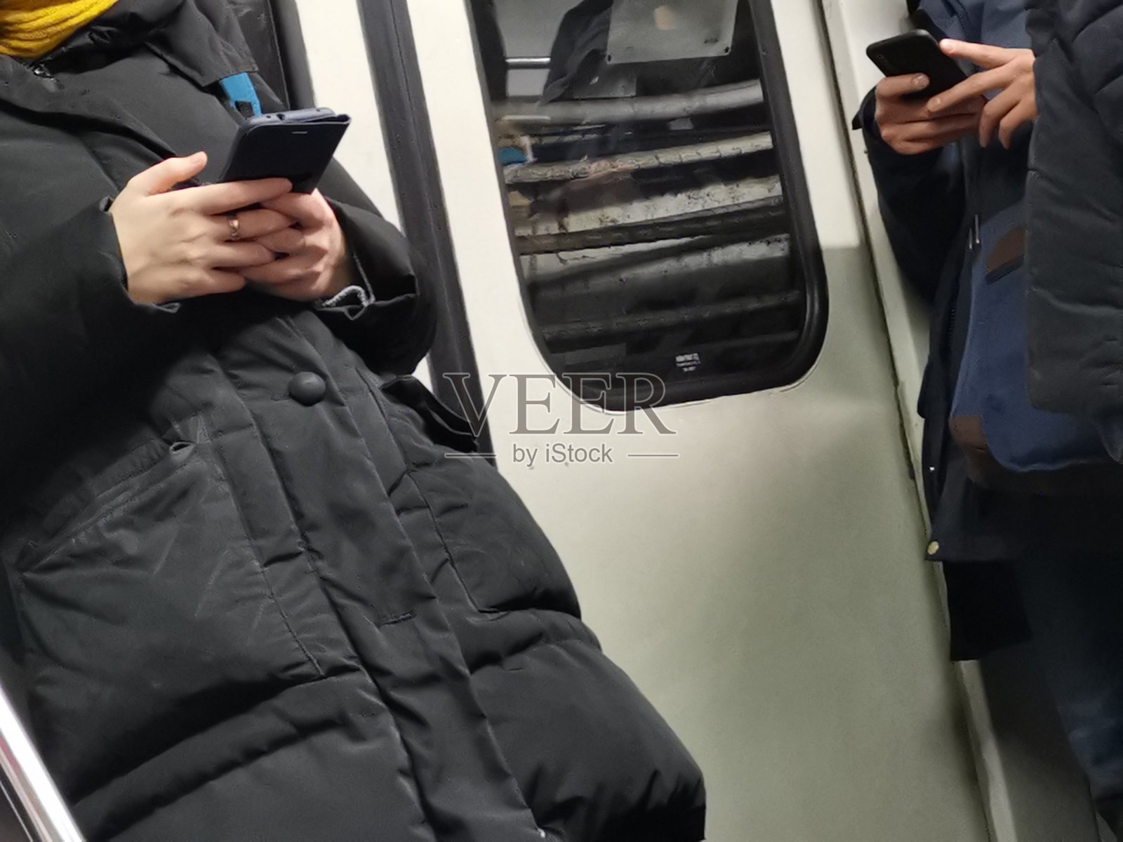 在地铁里打电话的人照片摄影图片
