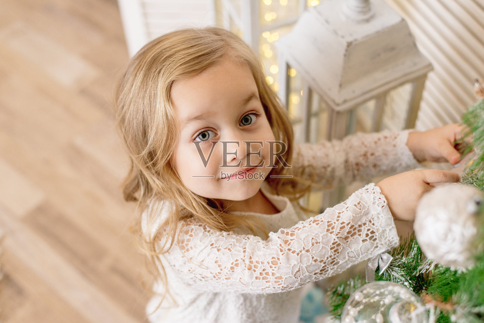 快乐的女孩装饰圣诞树照片摄影图片