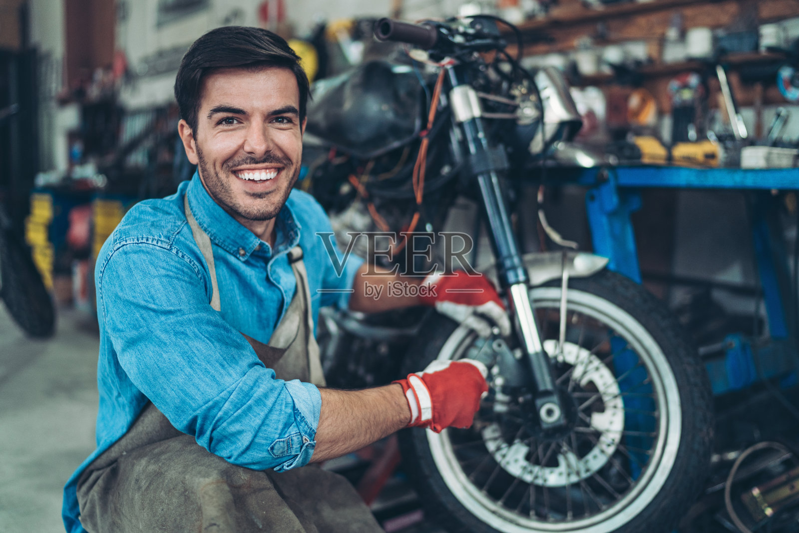 微笑的摩托车机械师照片摄影图片