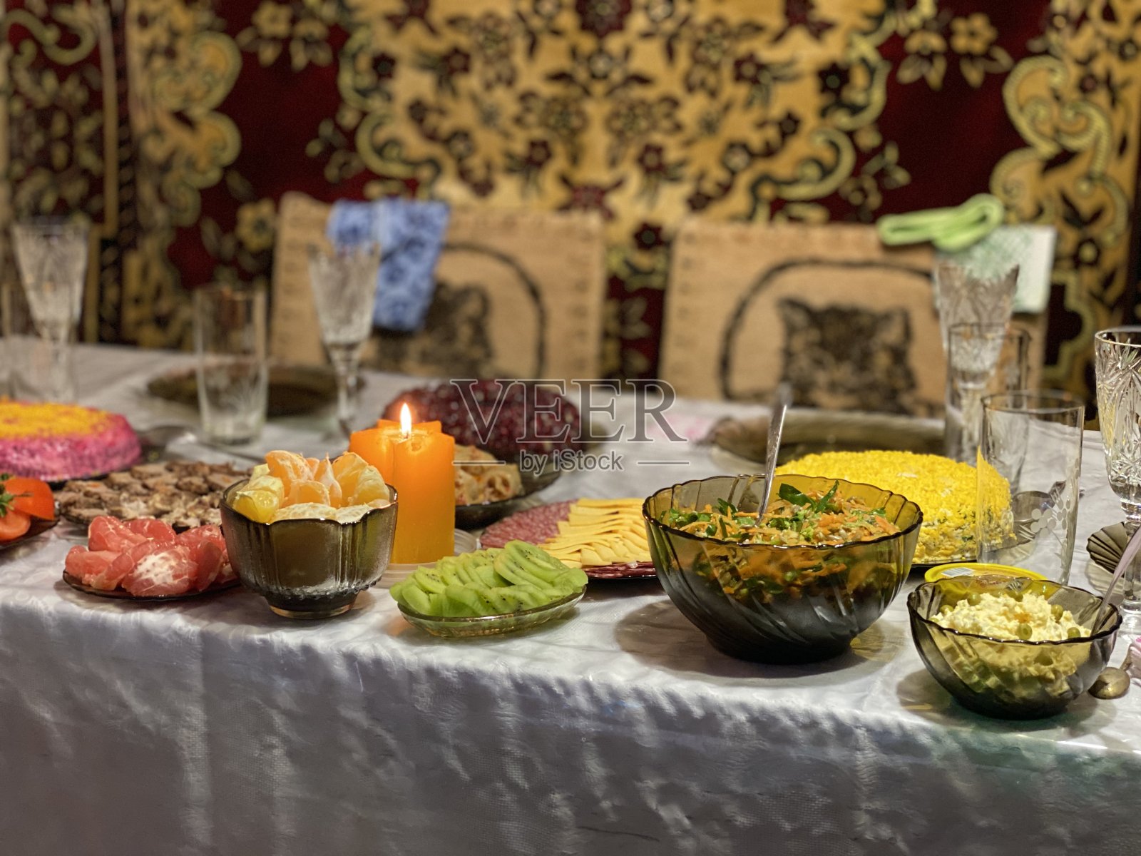 新年餐桌上的传统菜肴照片摄影图片