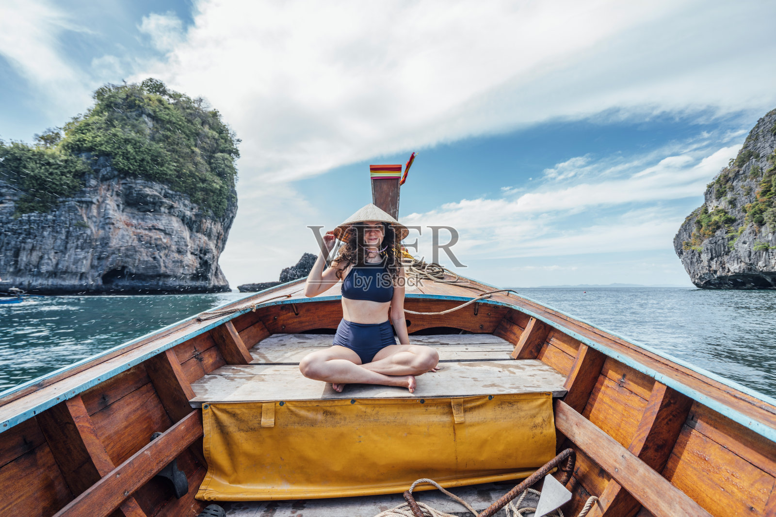 泰国皮皮岛的一艘长尾船上的年轻女子照片摄影图片
