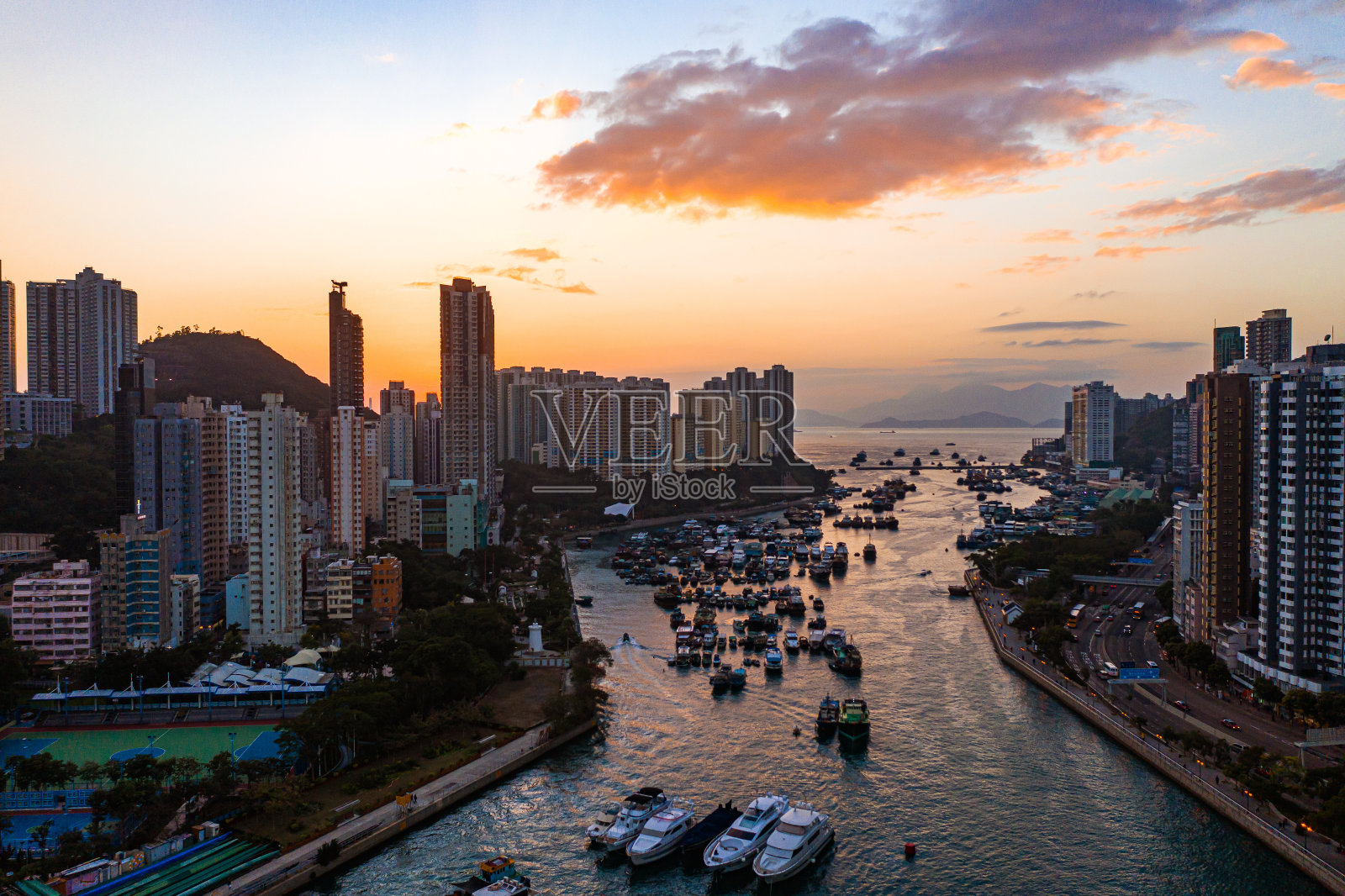 无人机俯瞰香港仔湾的传统拖网渔船照片摄影图片