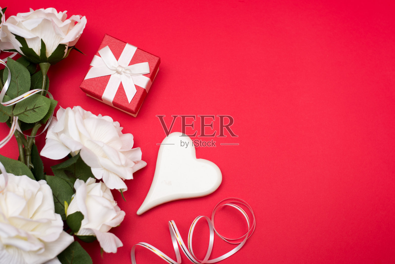 情人节场景用礼物，心，白玫瑰配红背景用拷贝空间照片摄影图片