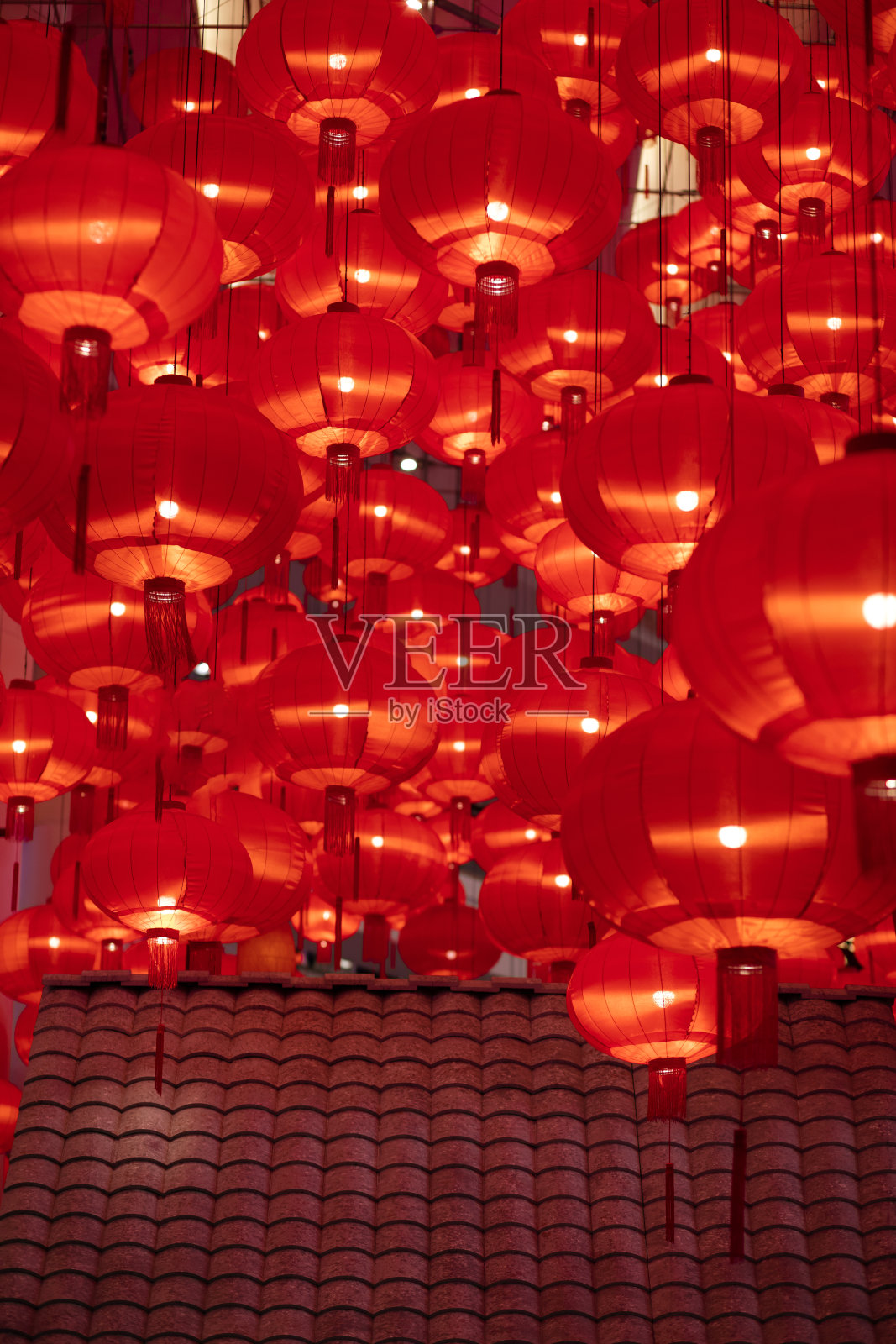 传统的红灯笼装饰春节。上海文化节。明亮郁郁葱葱的熔岩红色背景。照片摄影图片