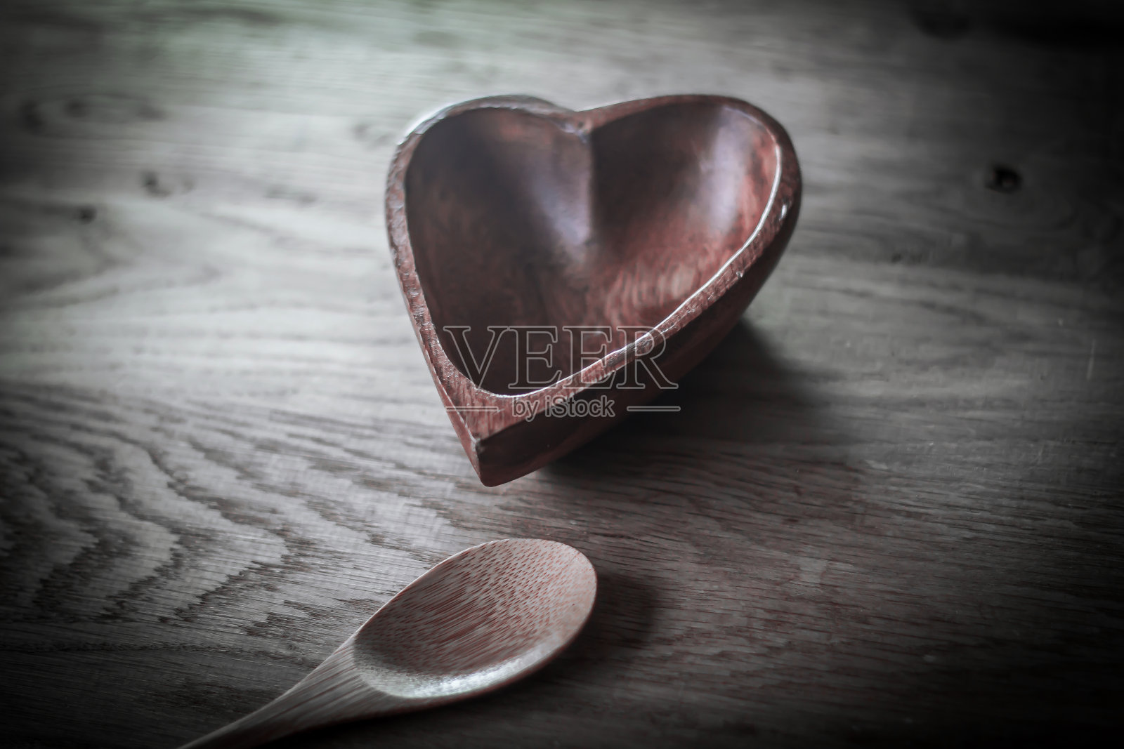 心形和勺子形状的木制沙拉碗照片摄影图片