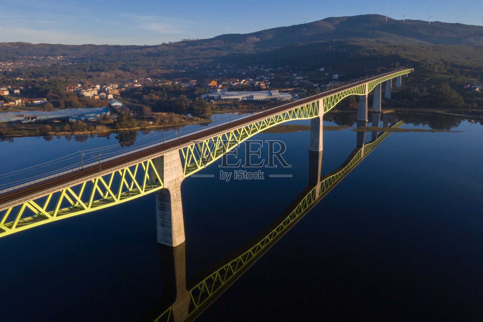 河上铁路桥上美丽的风景由无人机拍摄照片摄影图片