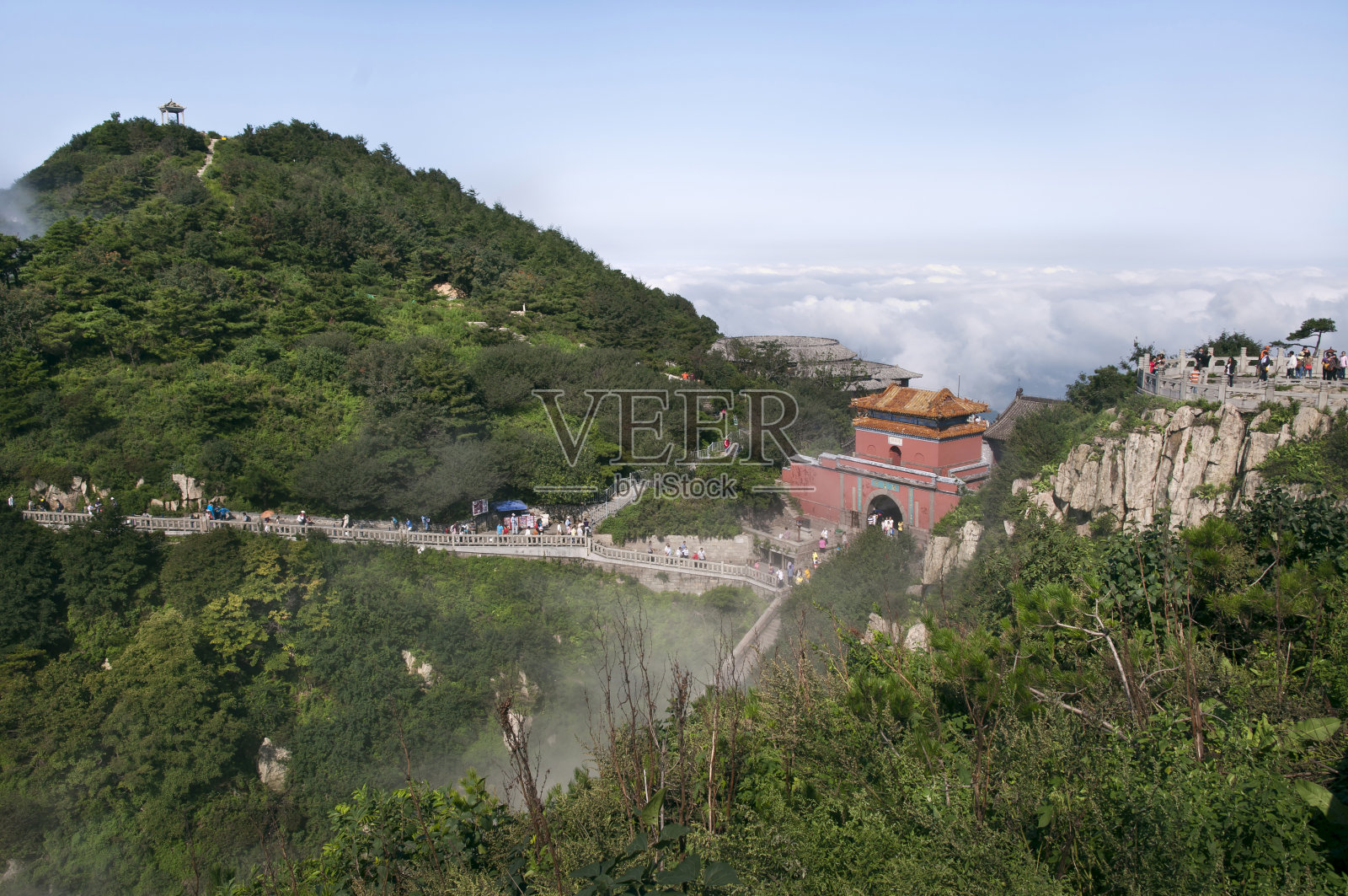 中国泰山上的南门天堂照片摄影图片