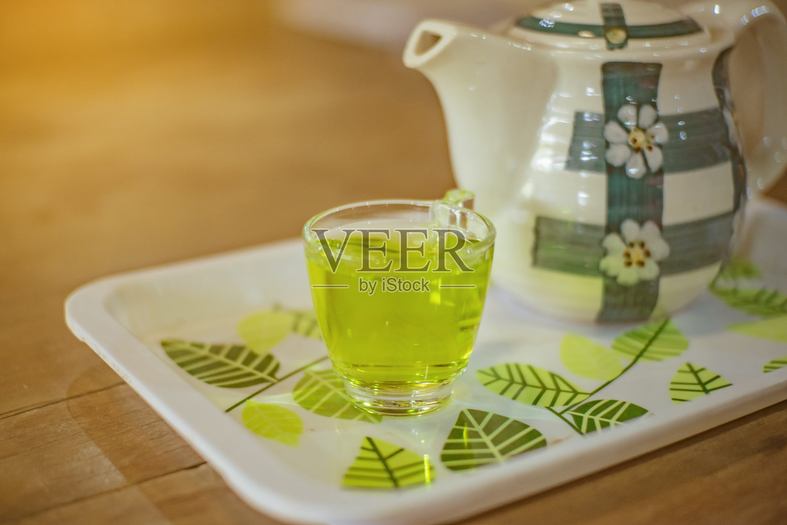 餐厅木桌上的茶壶欢迎绿茶照片摄影图片