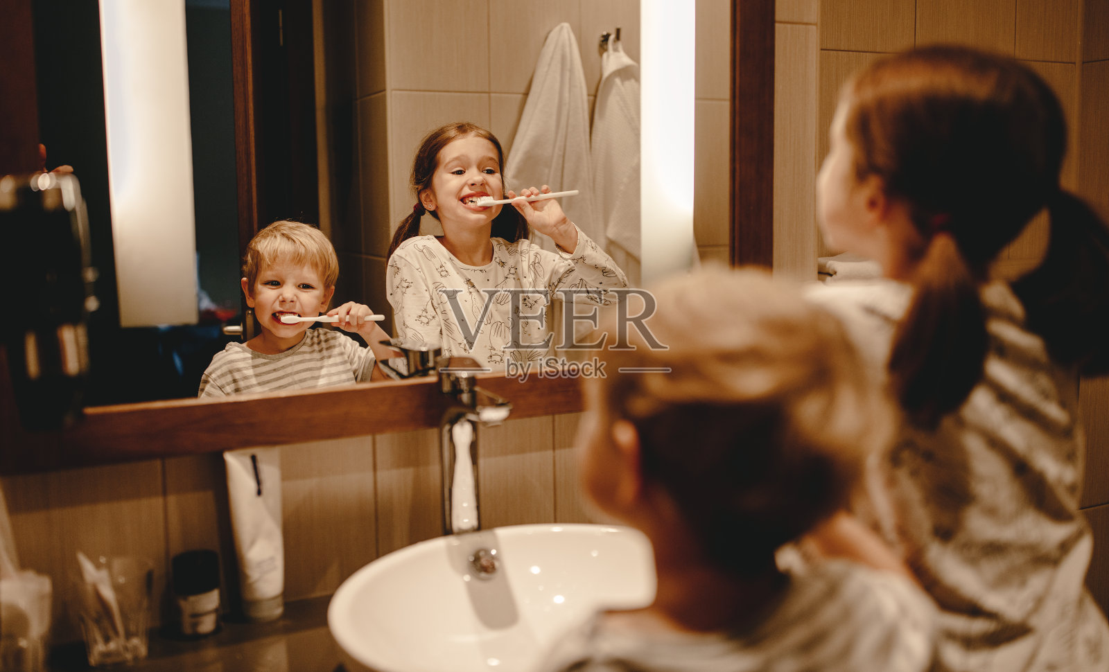 快乐有趣的孩子们，男孩和女孩在家里的浴室刷牙照片摄影图片