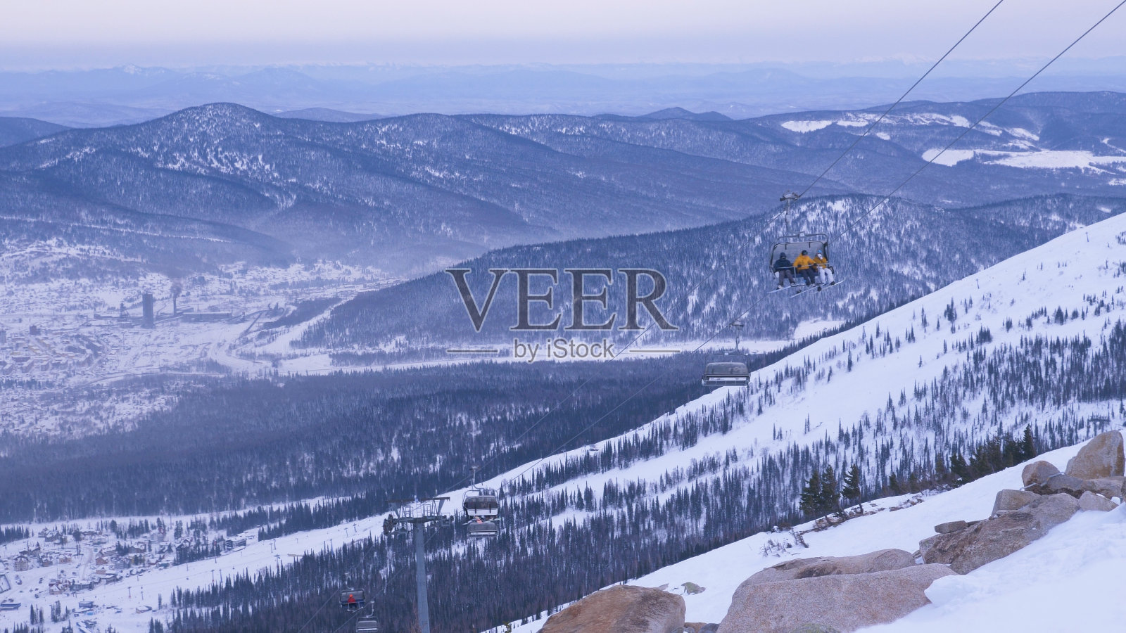 在美丽的高地上，滑雪者乘坐缆车在高高的山顶上移动照片摄影图片