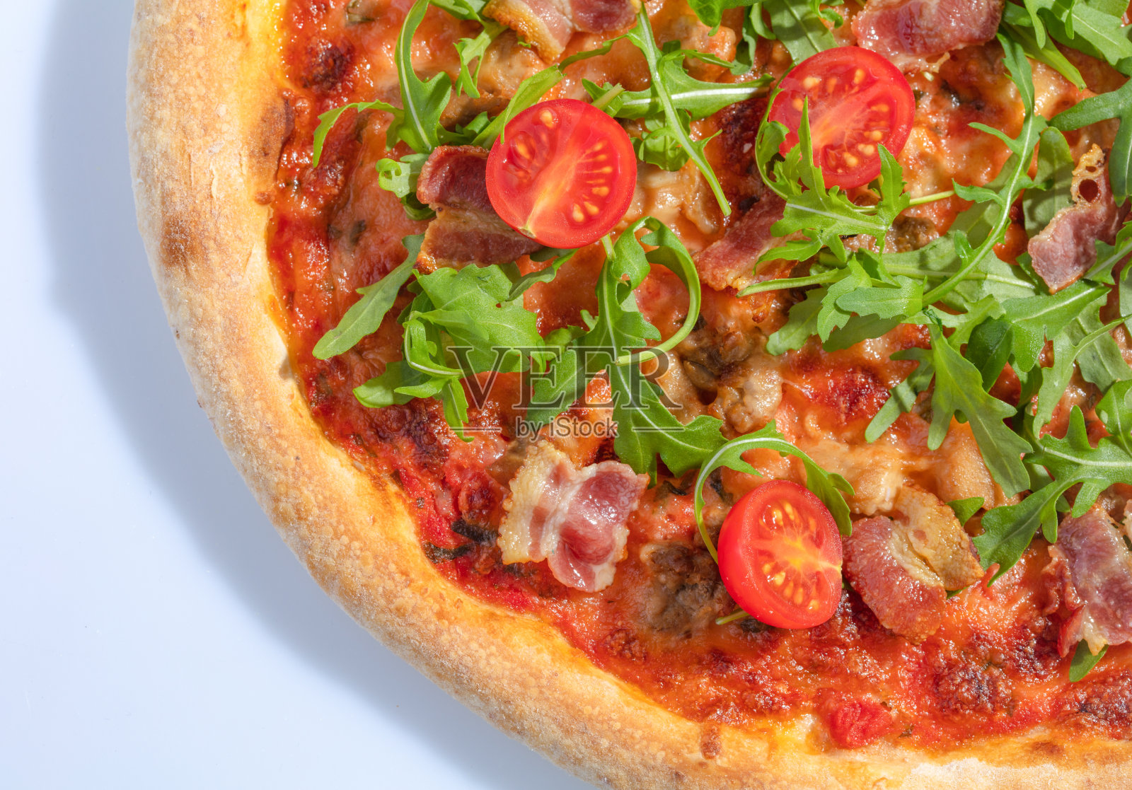 意大利热披萨与番茄，芝麻菜和片bасon孤立在白色背景照片摄影图片