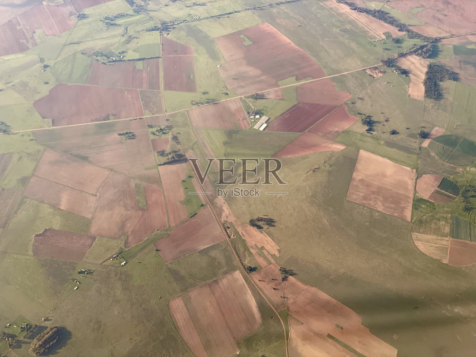 从空中翻耕南非的土地照片摄影图片