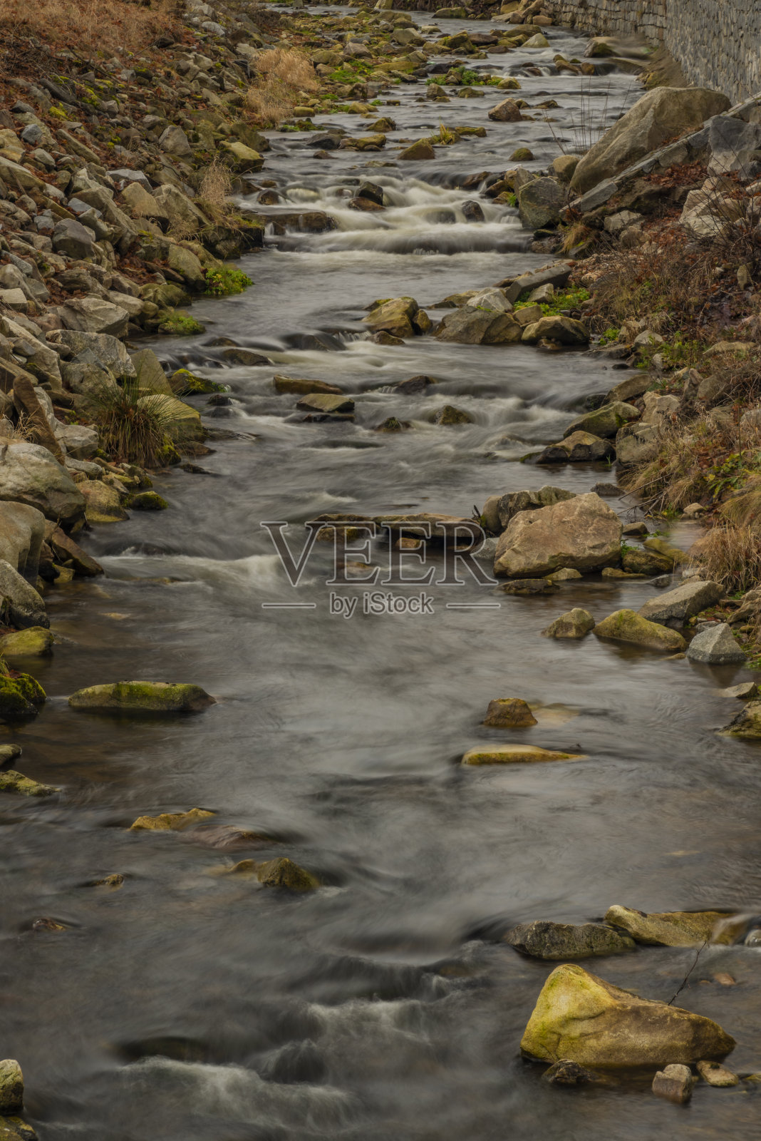 冬日里Vimperk镇的Volynka河照片摄影图片