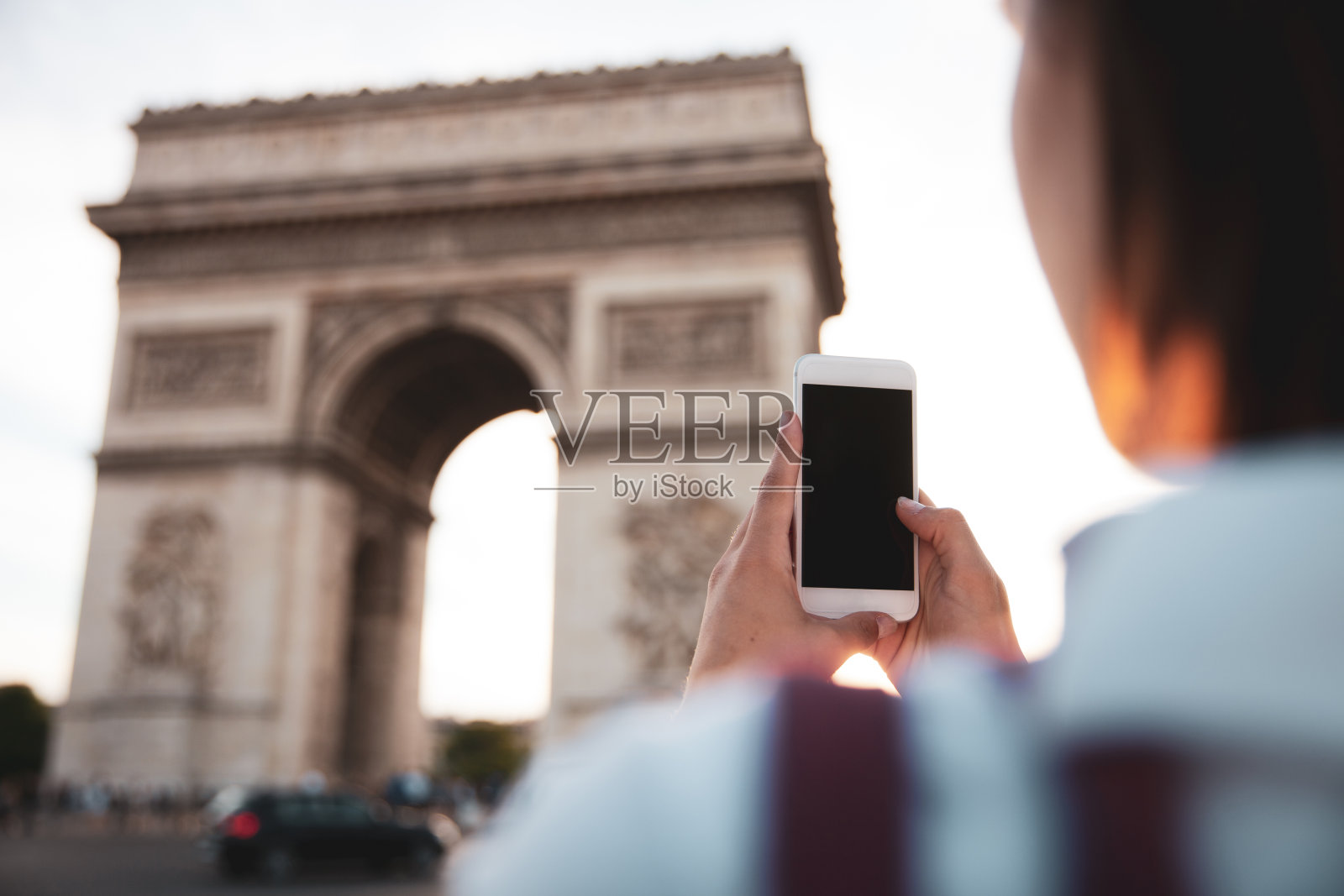 游客在巴黎探索城市地标-凯旋门照片摄影图片